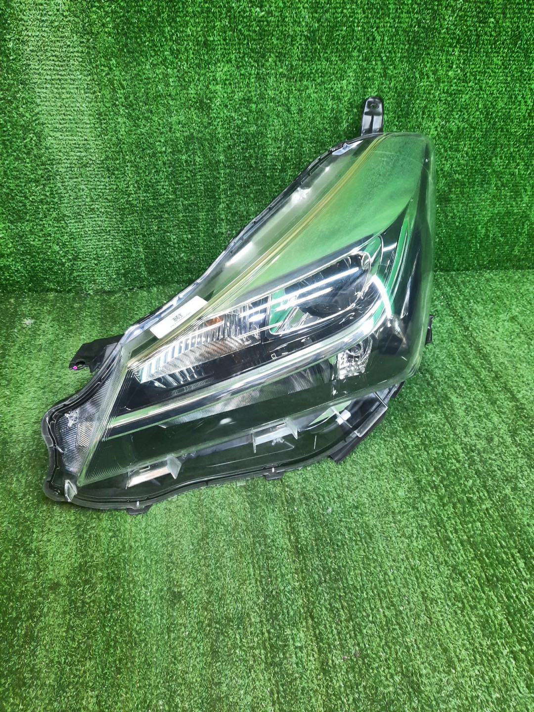 Фара левая передняя TOYOTA VITZ, YARIS KSP130, NSP130, NSP135, NCP131 1 ракурс