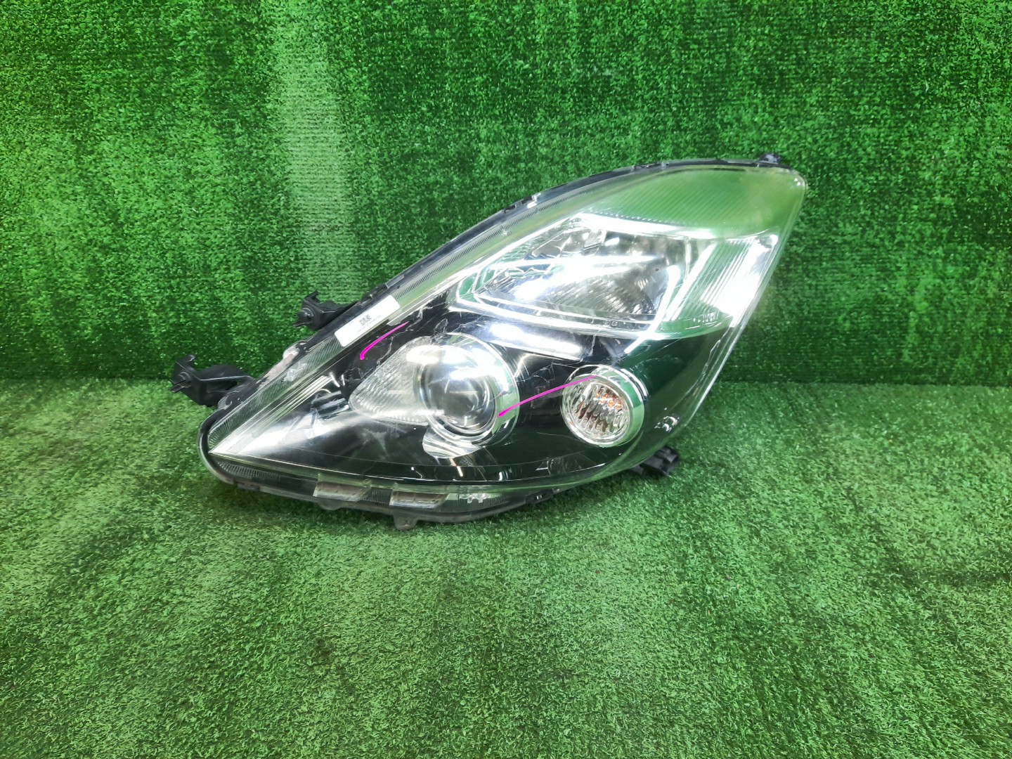 Фара левая передняя  TOYOTA ISIS ZNM10, ZNM10W, ANM10, ANM10W, ANM15, ANM15W, ZGM10, ZGM10W, ZGM11, ZGM11W, ZGM15, ZGM15W, ANM10G, ZGM10G, ANM15G, ZNM10G, ZGM11G, ZGM15G 1 ракурс