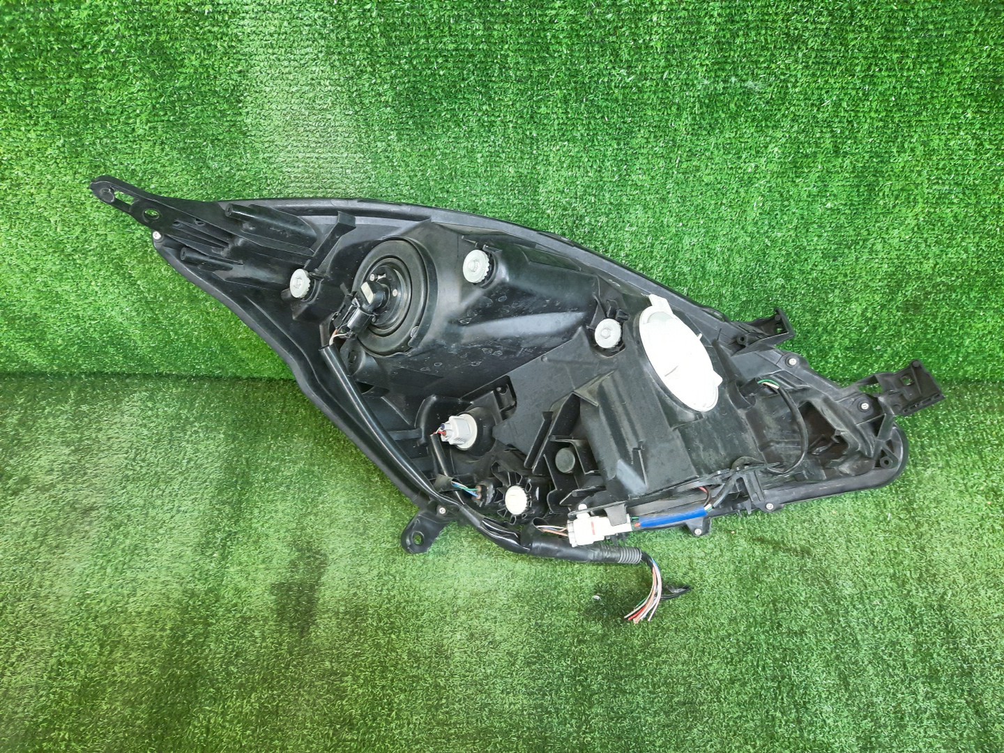 Фара левая передняя TOYOTA ISIS ZNM10, ZNM10W, ANM10, ANM10W, ANM15, ANM15W, ZGM10, ZGM10W, ZGM11, ZGM11W, ZGM15, ZGM15W, ANM10G, ZGM10G, ANM15G, ZNM10G, ZGM11G, ZGM15G 4 ракурс