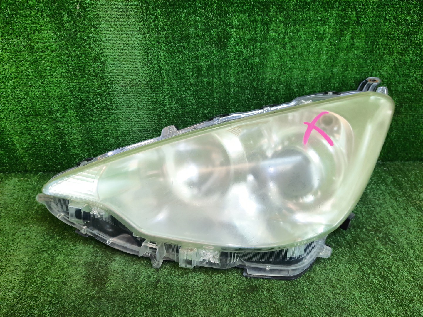 Фара левая передняя TOYOTA AQUA NHP10 1 ракурс