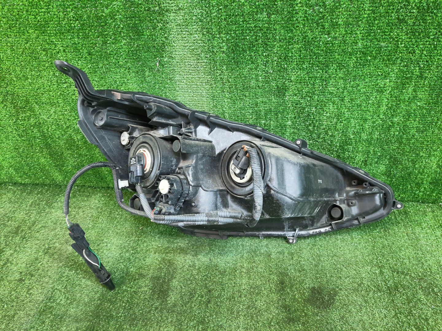 Фара левая передняя TOYOTA AQUA NHP10 2 ракурс