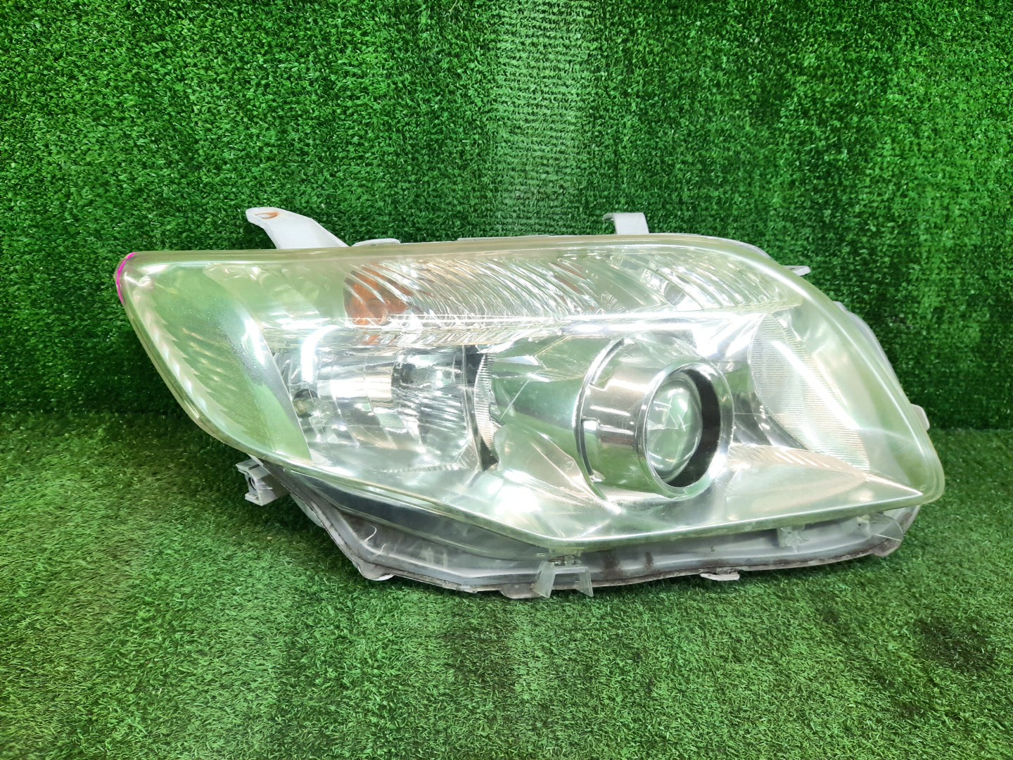 Фара правая передняя TOYOTA AXIO, COROLLA FIELDER, COROLLA  AXIO, FIELDER NZE141, NZE144, ZRE142, ZRE144, ZRE144G, ZRE142G, NZE144G, NZE141G 1 ракурс