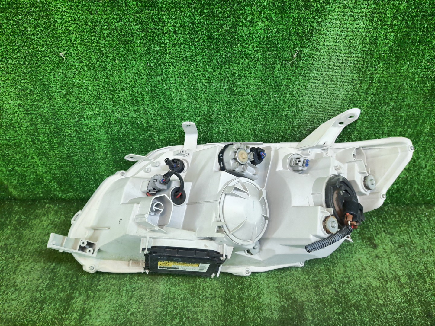 Фара правая передняя TOYOTA AXIO, COROLLA FIELDER, COROLLA  AXIO, FIELDER NZE141, NZE144, ZRE142, ZRE144, ZRE144G, ZRE142G, NZE144G, NZE141G 3 ракурс