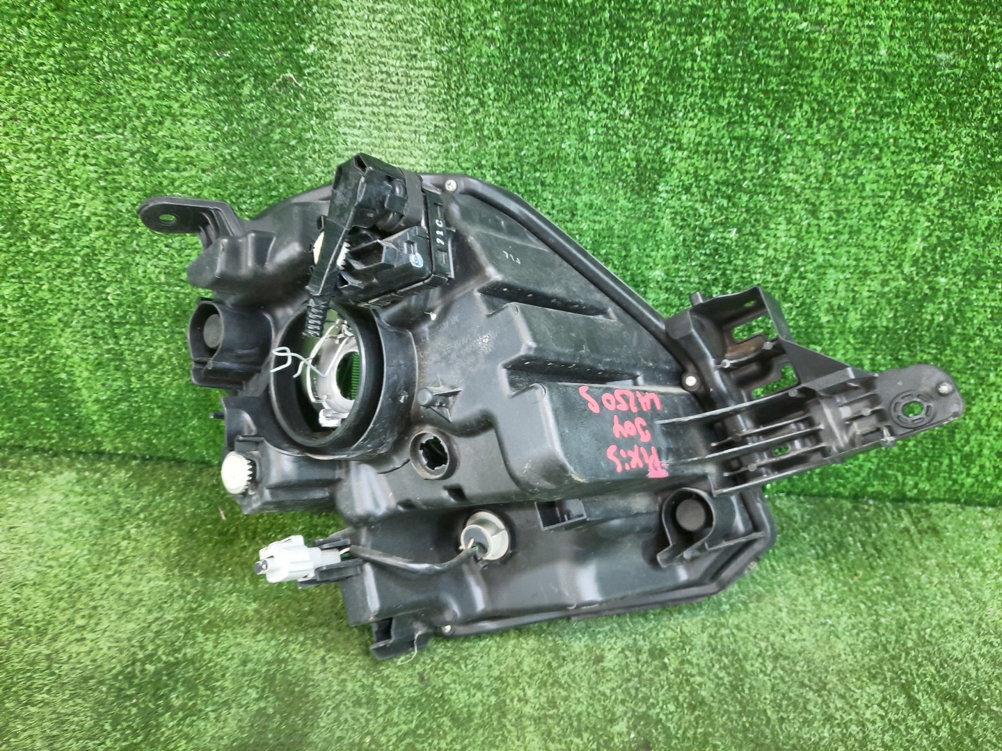 Фара левая передняя DAIHATSU CAST LA250S 2 ракурс Фара левая передняя DAIHATSU CAST LA250S 2 ракурс