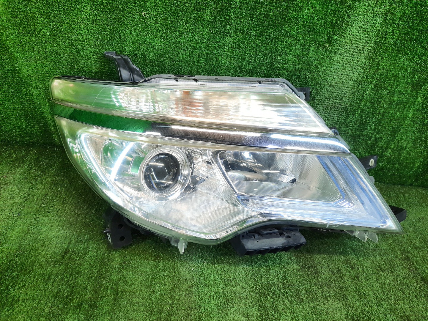 Фара правая передняя NISSAN SERENA C26 1 ракурс