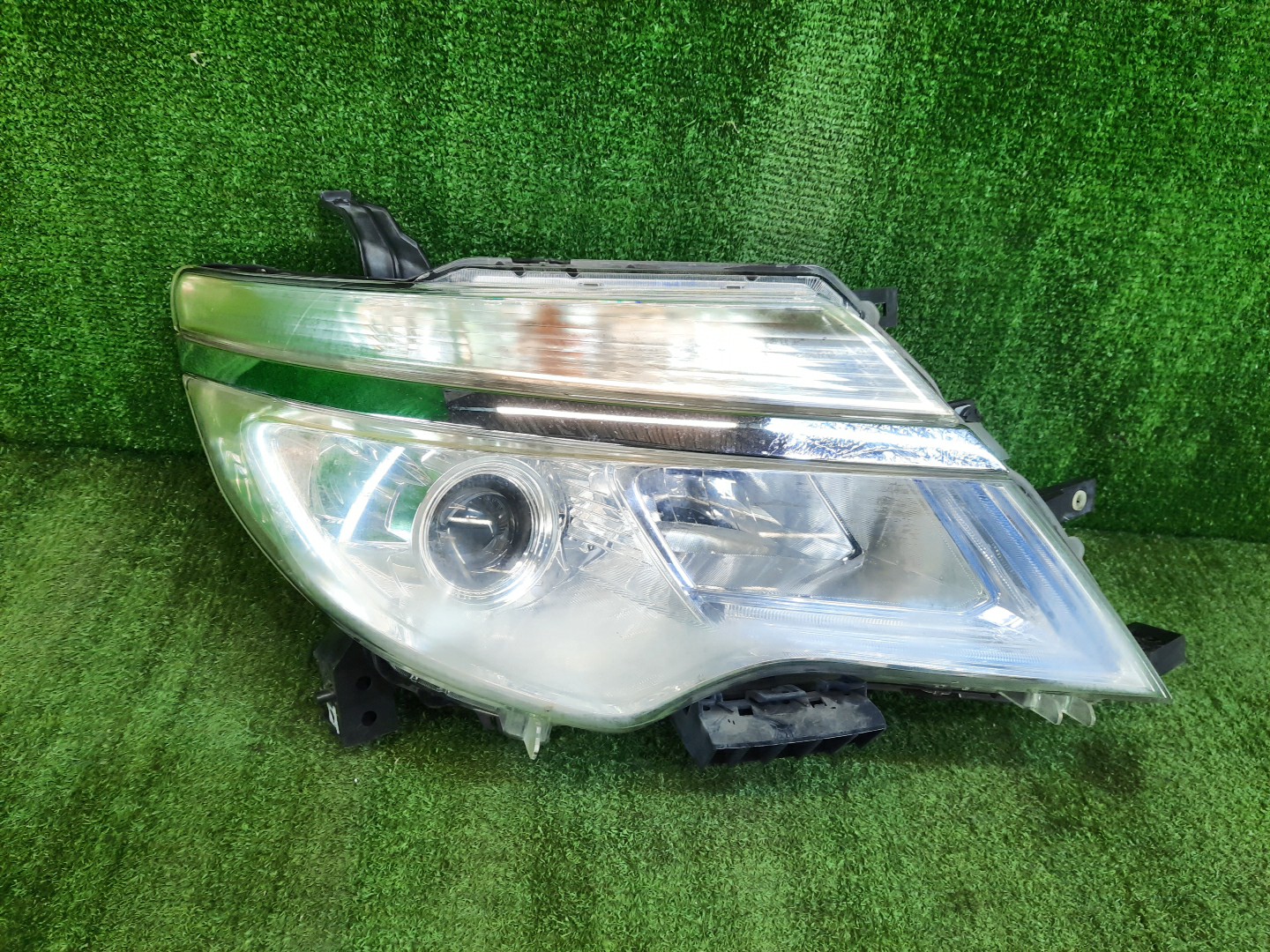Фара правая передняя NISSAN SERENA C26 1 ракурс