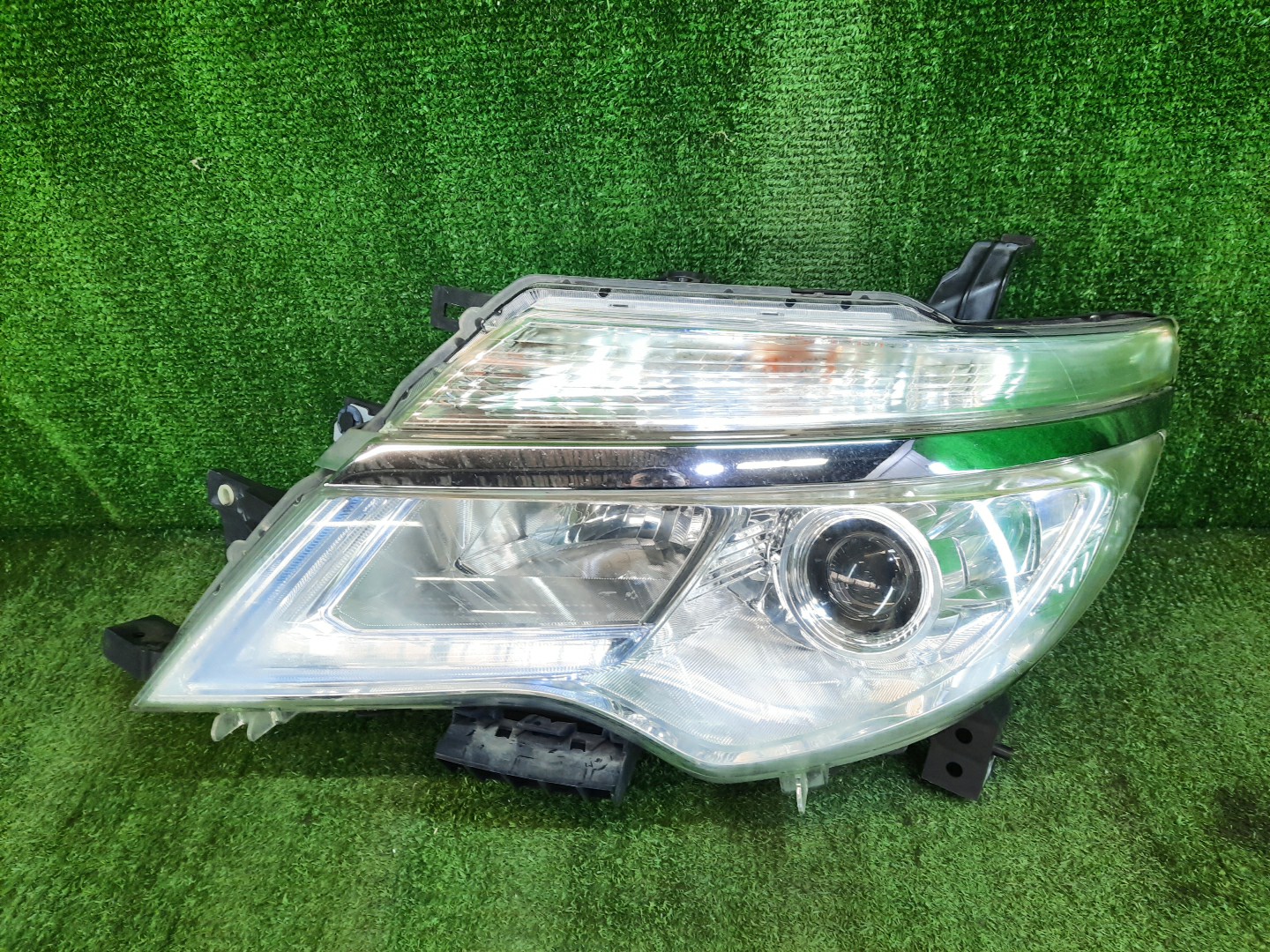 Фара левая передняя NISSAN SERENA C26 1 ракурс