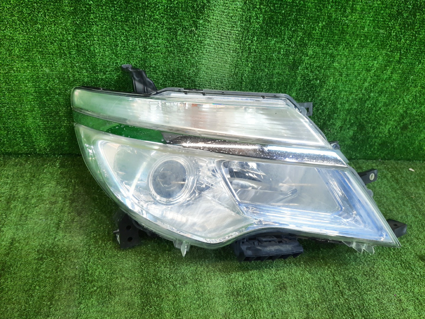 Фара правая передняя NISSAN SERENA C26 1 ракурс