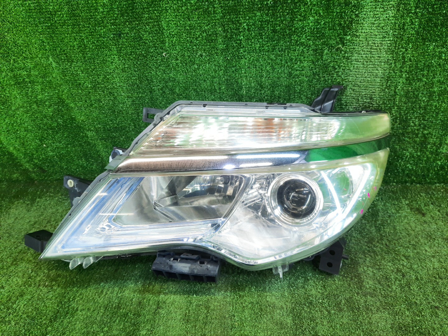 Фара левая передняя NISSAN SERENA C26 1 ракурс