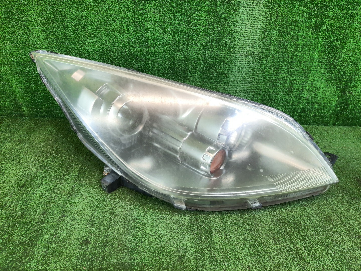 Фара правая передняя  MITSUBISHI COLT PLUS, COLT Z27W, Z22W, Z25W, Z23W, Z24W, Z27WG, Z24A, Z23A, Z21A, Z25A, Z26A, Z27A, Z28A, Z22A 1 ракурс