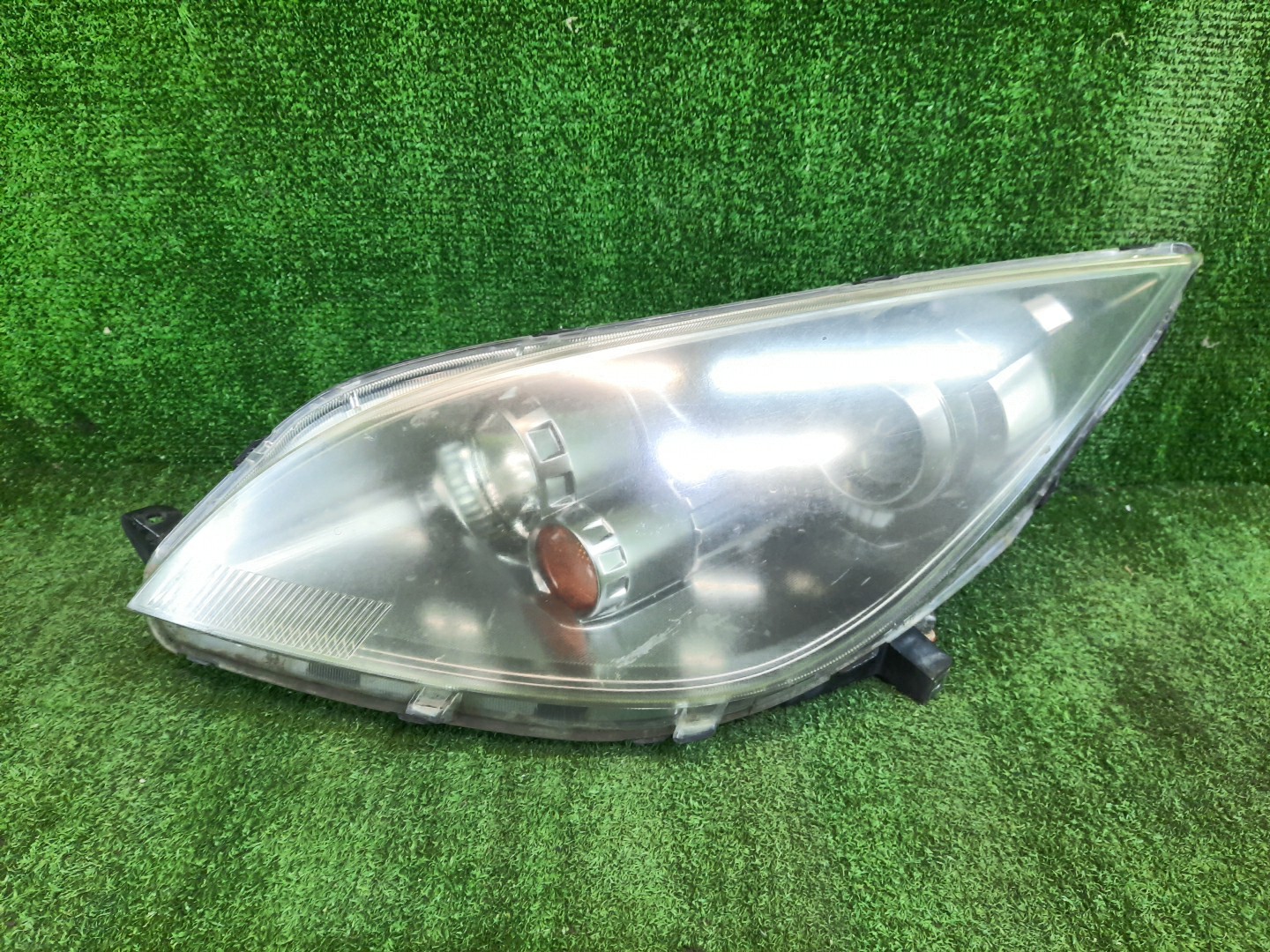 Фара левая передняя  MITSUBISHI COLT PLUS, COLT Z27W, Z22W, Z25W, Z23W, Z24W, Z27WG, Z24A, Z23A, Z21A, Z25A, Z26A, Z27A, Z28A, Z22A 1 ракурс