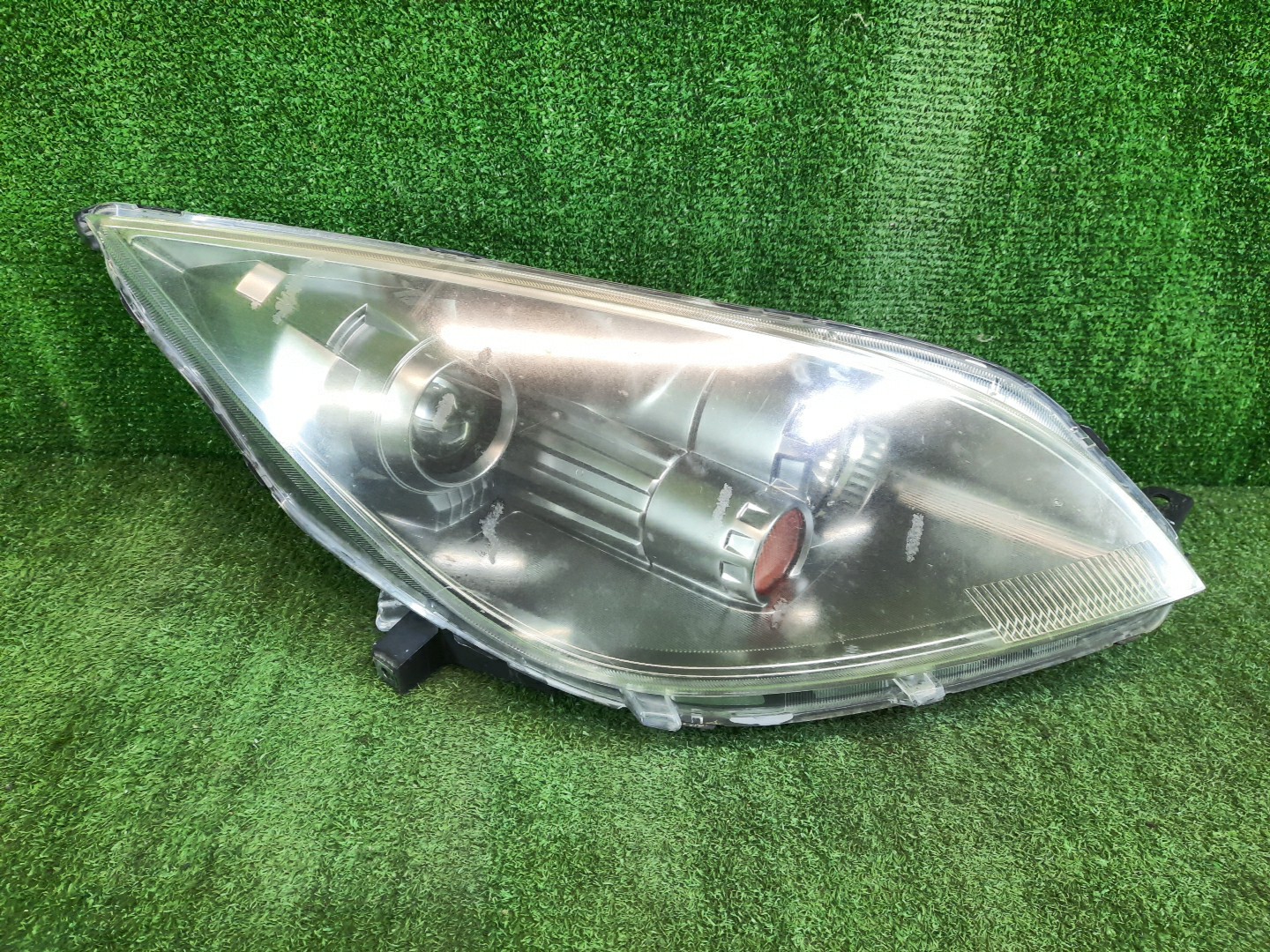 Фара правая передняя  MITSUBISHI COLT PLUS, COLT Z27W, Z22W, Z25W, Z23W, Z24W, Z27WG, Z24A, Z23A, Z21A, Z25A, Z26A, Z27A, Z28A, Z22A 1 ракурс