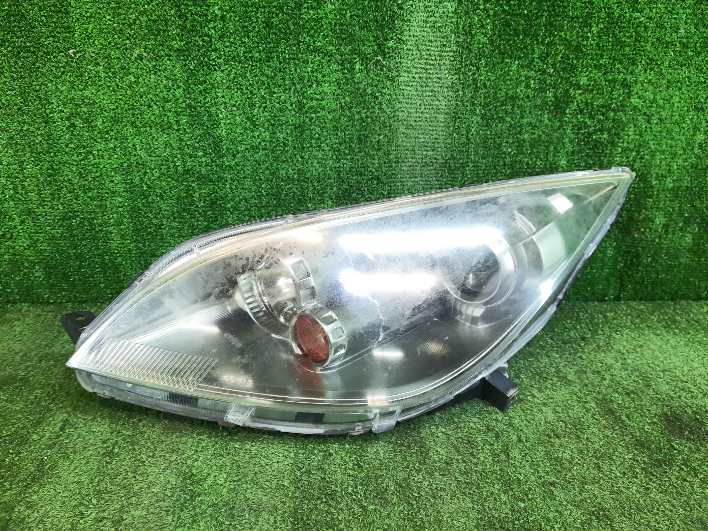Фара левая передняя  MITSUBISHI COLT PLUS, COLT Z27W, Z22W, Z25W, Z23W, Z24W, Z27WG, Z24A, Z23A, Z21A, Z25A, Z26A, Z27A, Z28A, Z22A 1 ракурс
