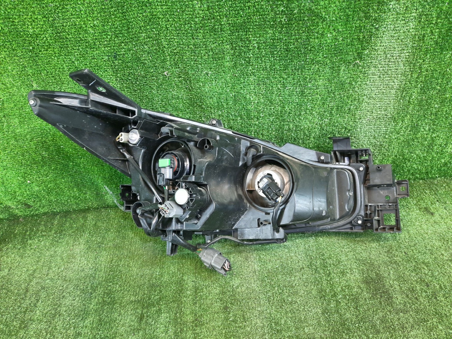 Фара левая передняя MAZDA AXELA, MAZDA 3, 3 BMLFS, BM6FJ, BM2AS, BM2FP, BM2AP, BM5FP, BM5FS, BM5AS, BM5AP, BM2FS, BYEFP, BMEFS, BM 3 ракурс Фара левая передняя MAZDA AXELA, MAZDA 3, 3 BMLFS, BM6FJ, BM2AS, BM2FP, BM2AP, BM5FP, BM5FS, BM5AS, BM5AP, BM2FS, BYEFP, BMEFS, BM 3 ракурс