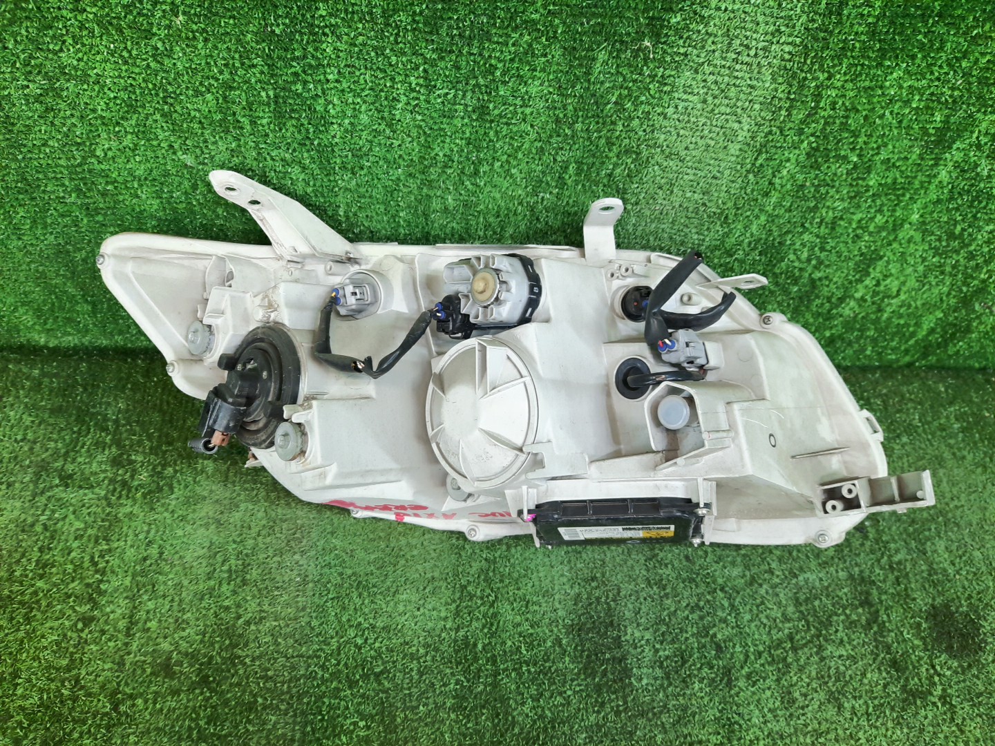 Фара левая передняя TOYOTA AXIO, COROLLA FIELDER, COROLLA  AXIO, FIELDER NZE141, NZE144, ZRE142, ZRE144, ZRE144G, ZRE142G, NZE144G, NZE141G 2 ракурс