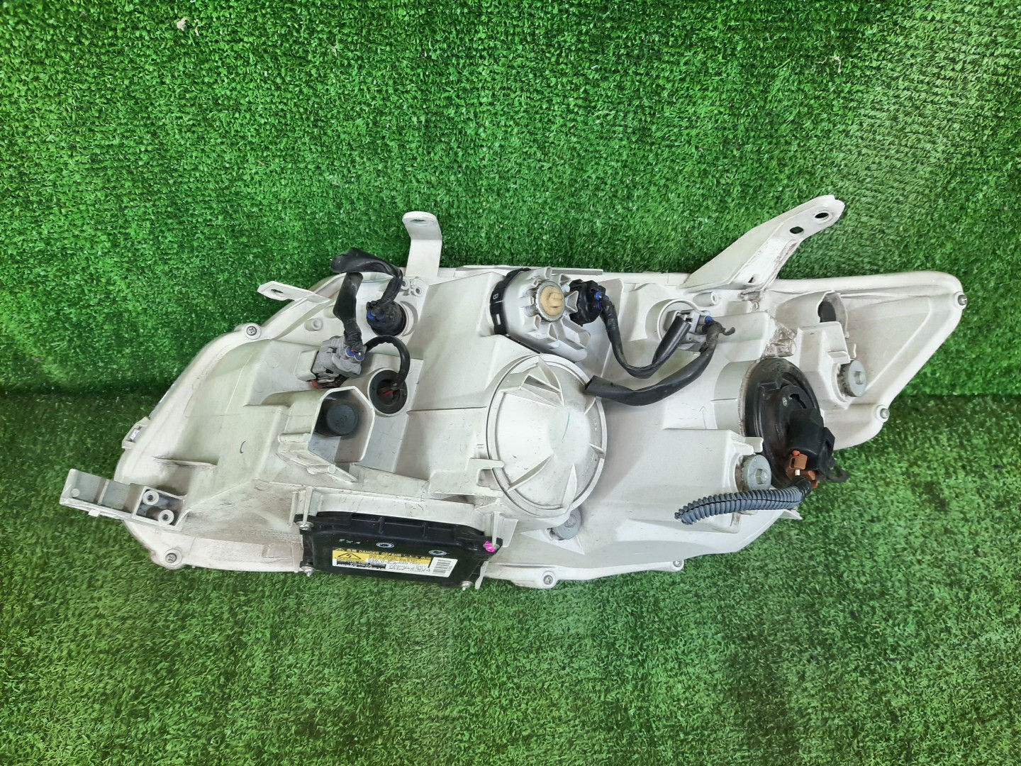 Фара правая передняя TOYOTA AXIO, COROLLA FIELDER, COROLLA  AXIO, FIELDER NZE141, NZE144, ZRE142, ZRE144, ZRE144G, ZRE142G, NZE144G, NZE141G 3 ракурс