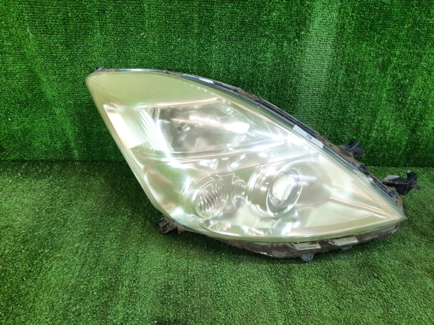 Фара правая передняя  TOYOTA ISIS ZNM10, ZNM10W, ANM10, ANM10W, ANM15, ANM15W, ZGM10, ZGM10W, ZGM11, ZGM11W, ZGM15, ZGM15W, ANM10G, ZGM10G, ANM15G, ZNM10G, ZGM11G, ZGM15G 1 ракурс