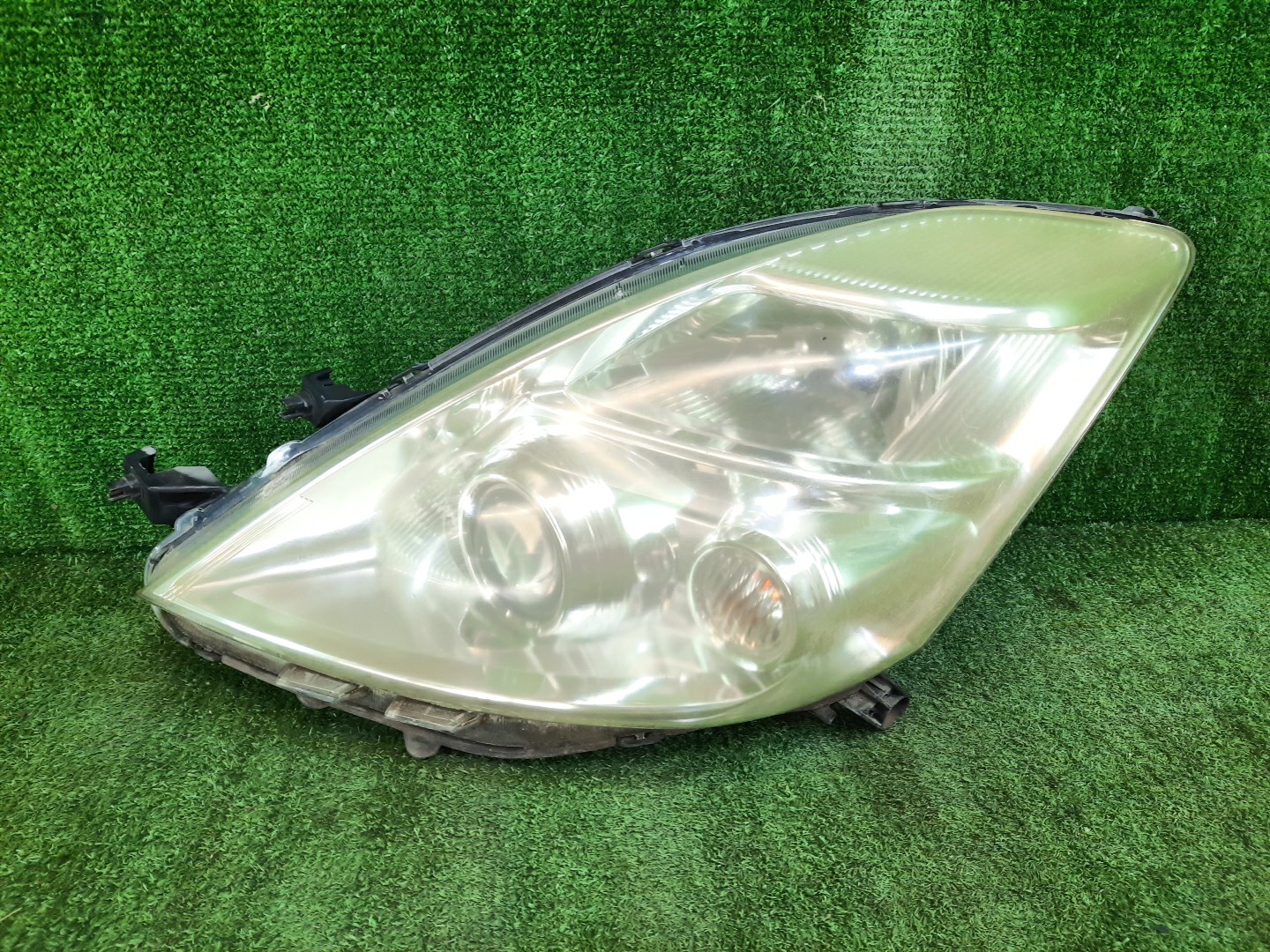 Фара левая передняя  TOYOTA ISIS ZNM10, ZNM10W, ANM10, ANM10W, ANM15, ANM15W, ZGM10, ZGM10W, ZGM11, ZGM11W, ZGM15, ZGM15W, ANM10G, ZGM10G, ANM15G, ZNM10G, ZGM11G, ZGM15G 1 ракурс