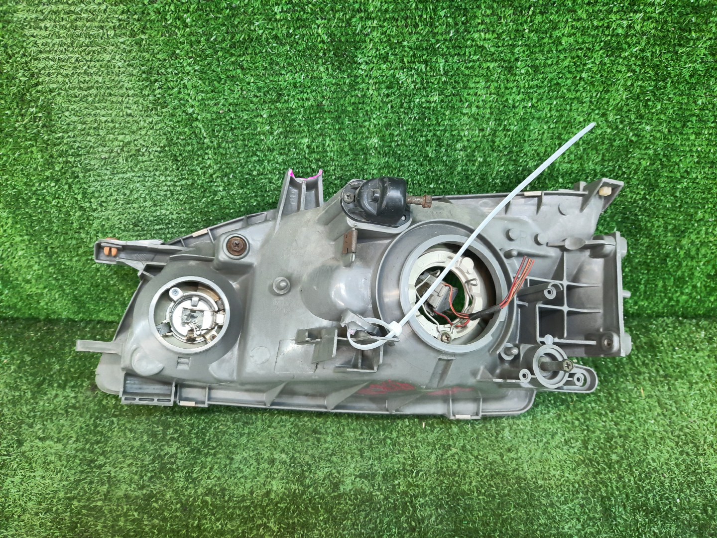 Фара правая передняя TOYOTA GRANVIA VCH10W, KCH10W, VCH16W, KCH16W, RCH11W, KCH11W 3 ракурс