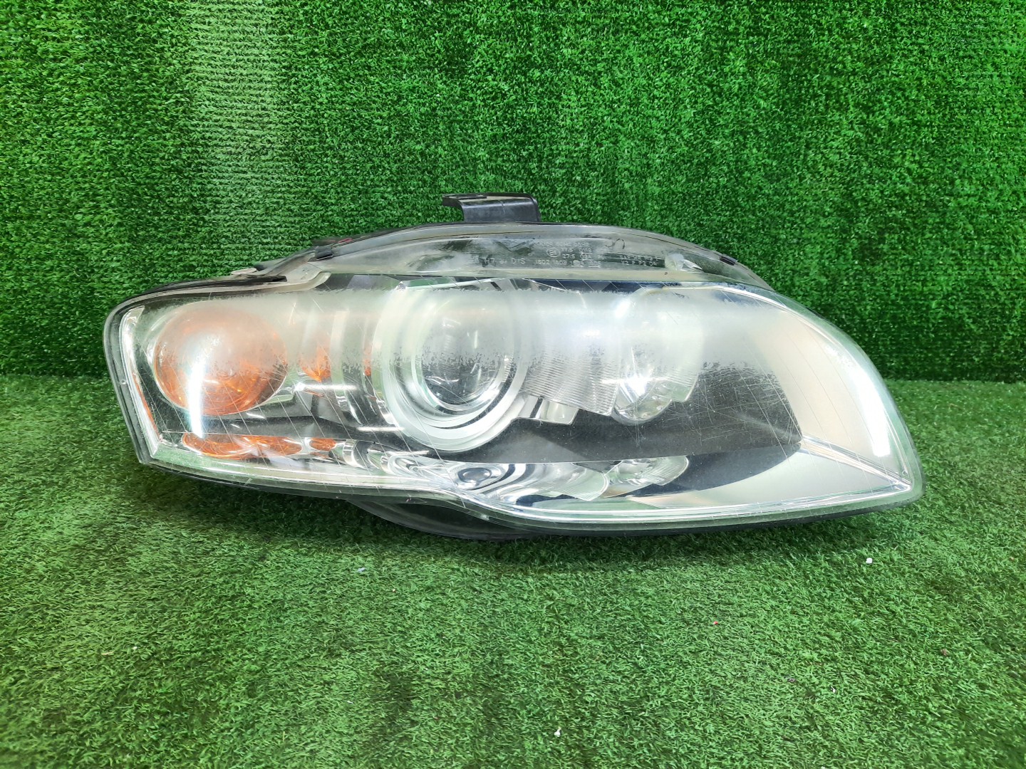 Фара правая передняя AUDI A4 8E, 8HE, 8H7, 8E5, 8EC, B6 1 ракурс