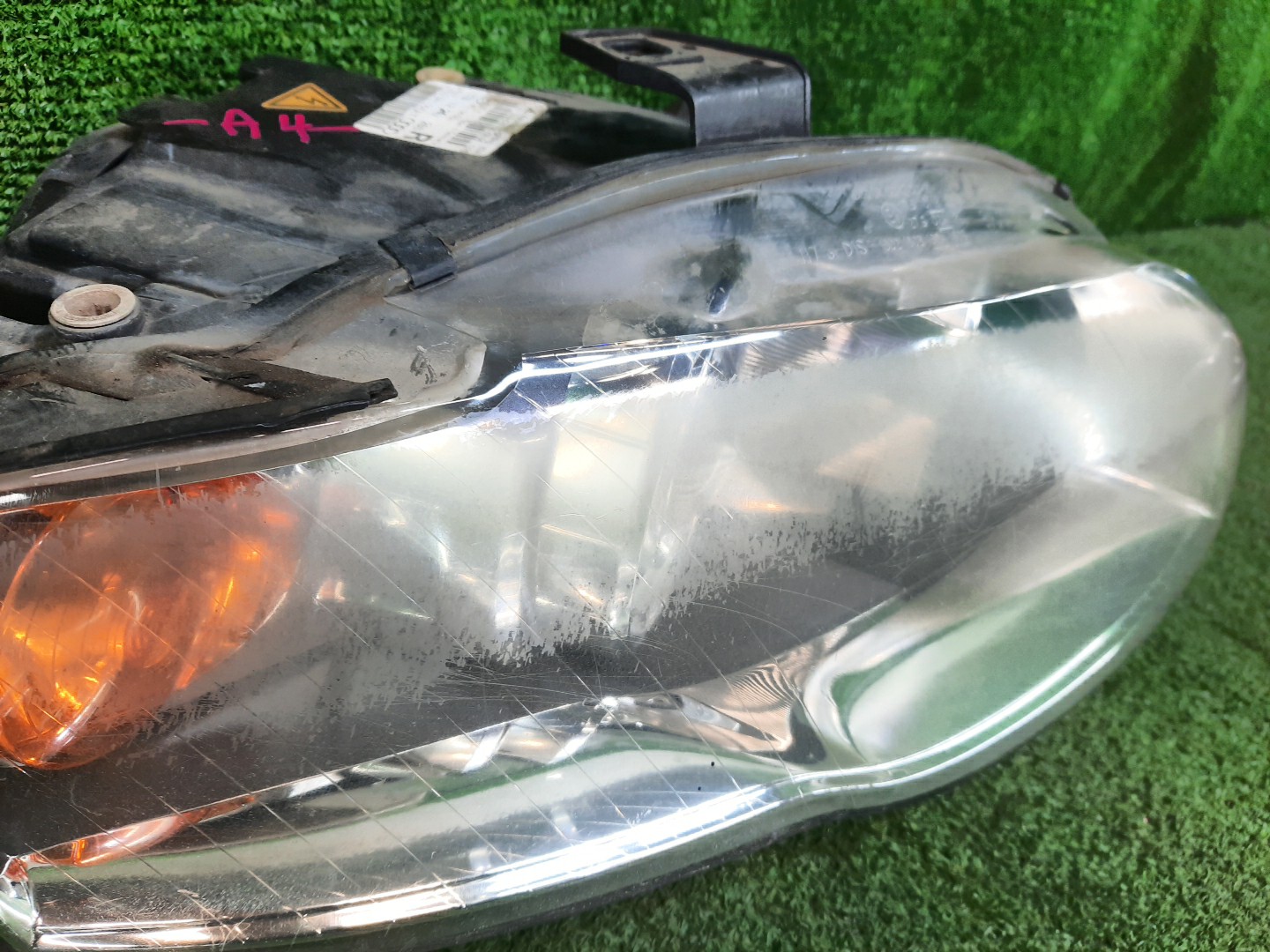 Фара правая передняя AUDI A4 8E, 8HE, 8H7, 8E5, 8EC, B6 2 ракурс