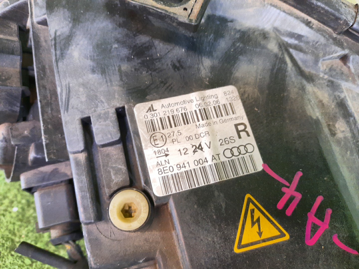 Фара правая передняя AUDI A4 8E, 8HE, 8H7, 8E5, 8EC, B6 4 ракурс