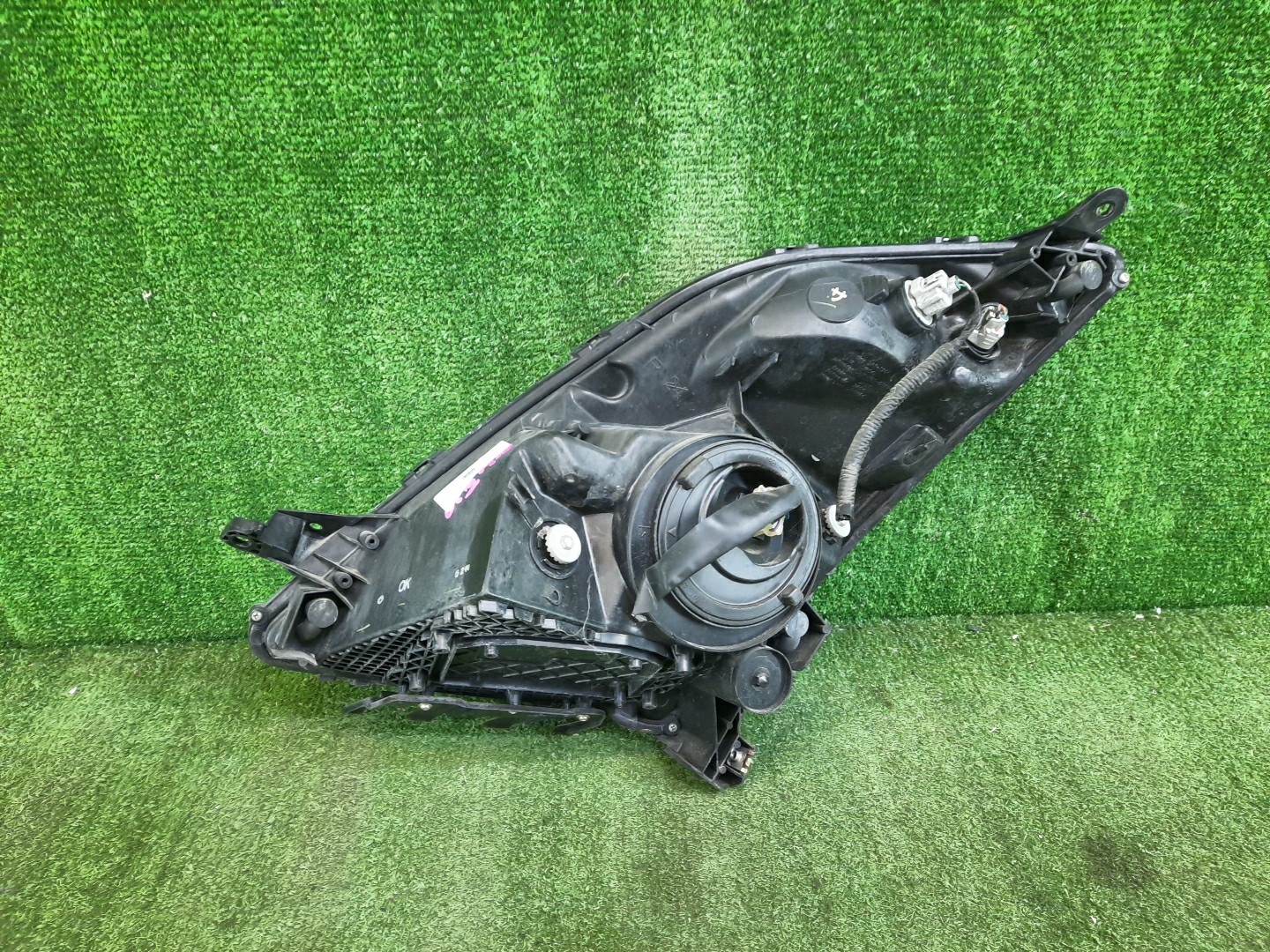 Фара правая передняя TOYOTA PRIUS NHW20 2 ракурс Фара правая передняя TOYOTA PRIUS NHW20 2 ракурс