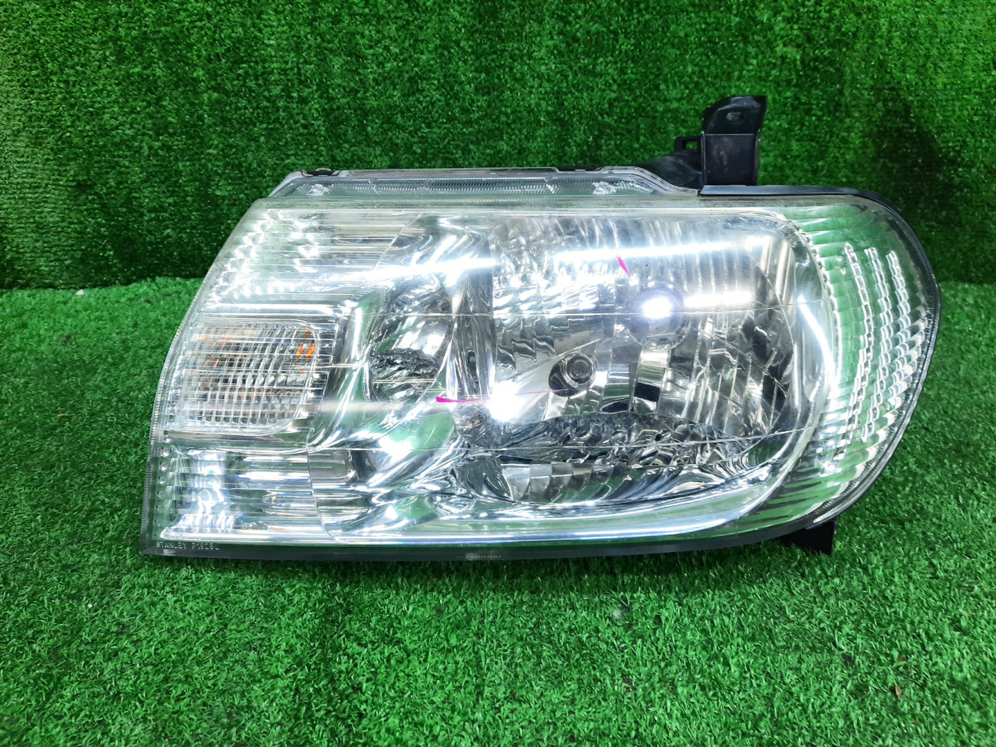 Фара левая передняя MITSUBISHI MIRAGE DINGO CQ2A 1 ракурс