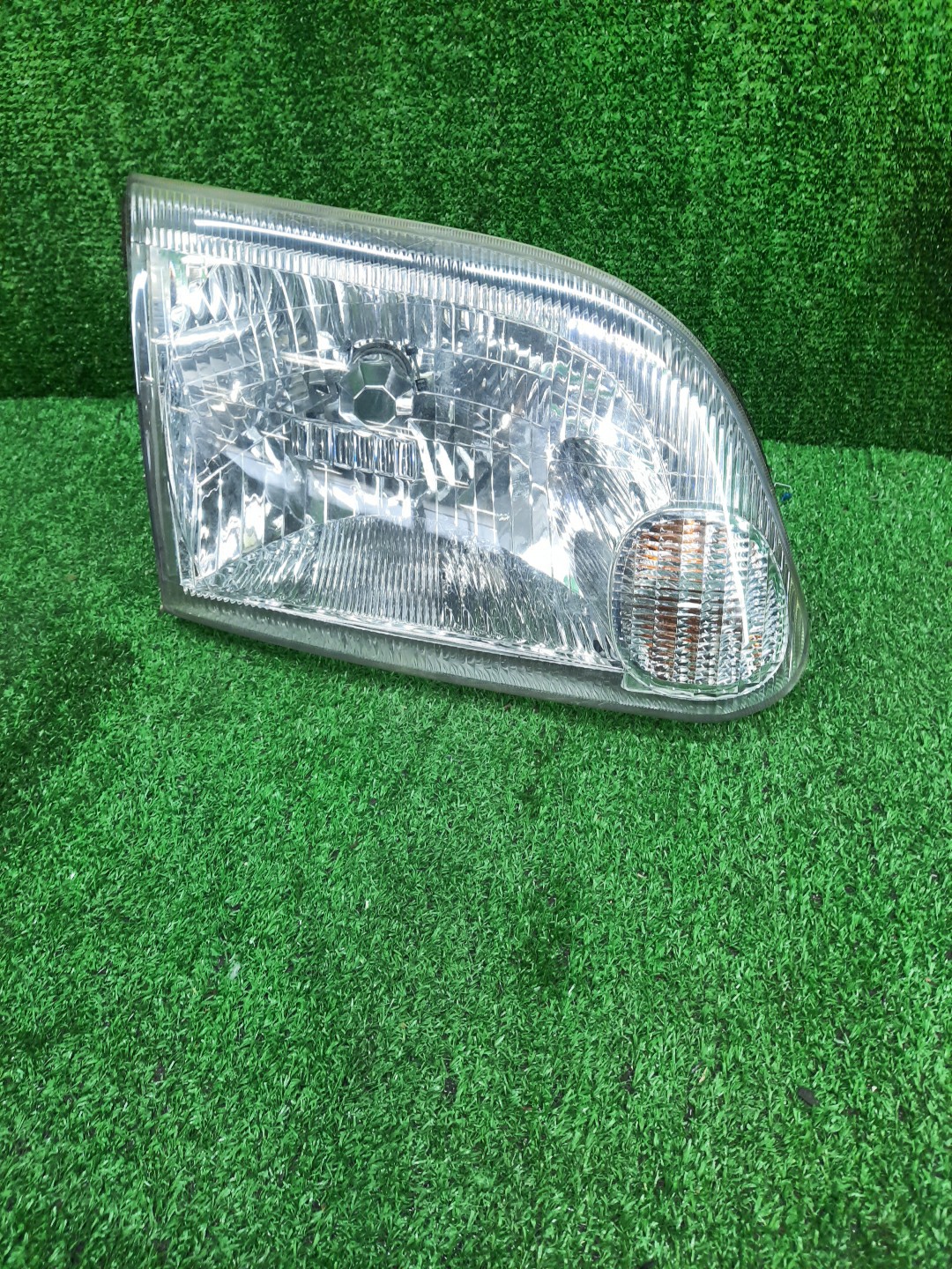 Фара правая передняя TOYOTA HIACE TRH102V, TRH112V, LH129V, YY101, KZH138V, KZH100G, KZH106G, LH100G, LH107G, LH119V, LH186, KZH120G, LH172V, LH106, LH113V, RZH101G, KZH116G, KZH126G, LH178V, RZH100G, LH109, RZH102V, LH103V, LH168V 1 ракурс