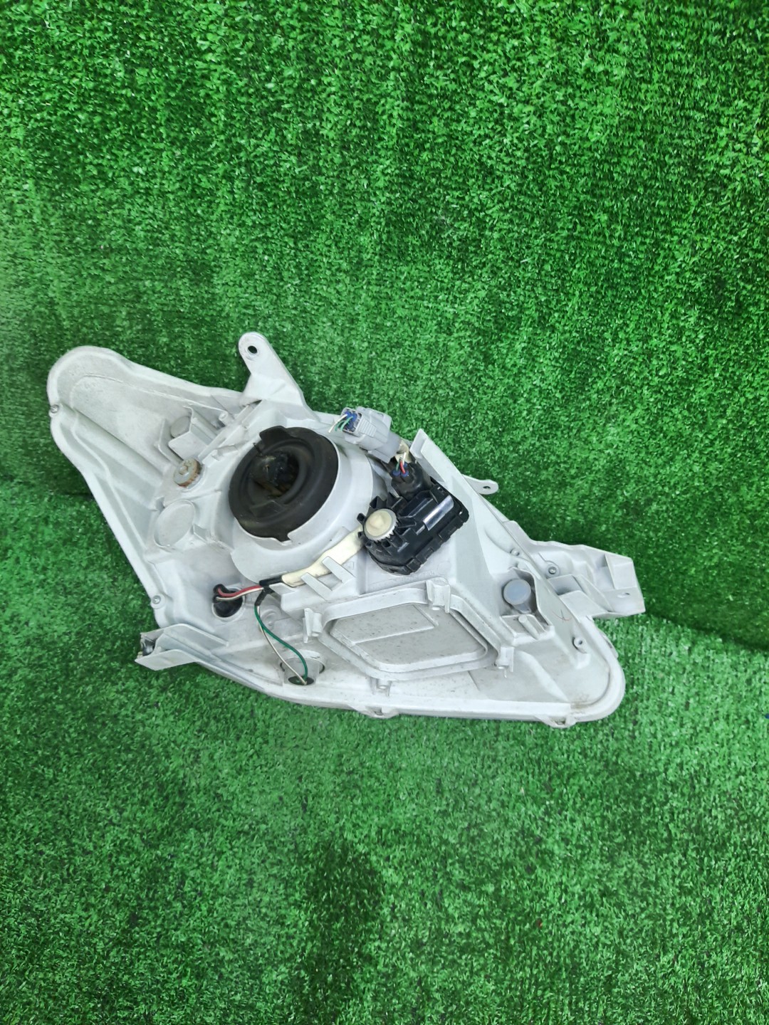 Фара левая передняя TOYOTA BELTA NCP96, KSP90, KSP92, SCP92 3 ракурс