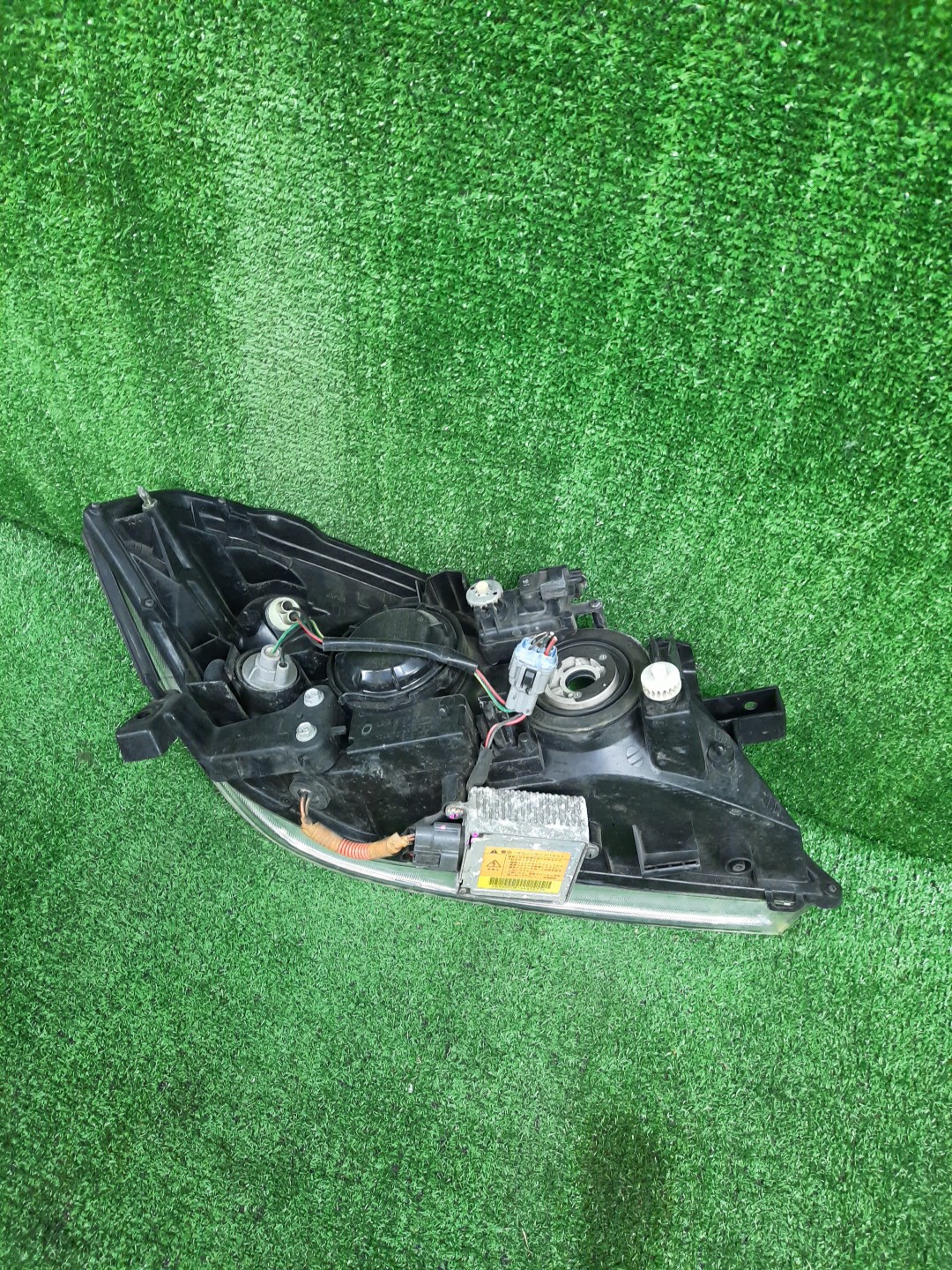 Фара левая передняя NISSAN PRIMERA P12, QP12, TNP12, TP12, HP12, RP12, WTNP12, WTP12, WHP12, WRP12 , QG18DE, QR20DE, SR20VE, QR25DD 3 ракурс