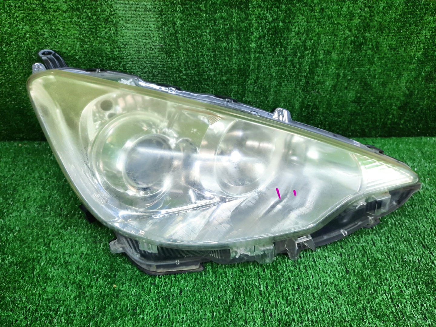 Фара правая передняя TOYOTA AQUA NHP10 1 ракурс