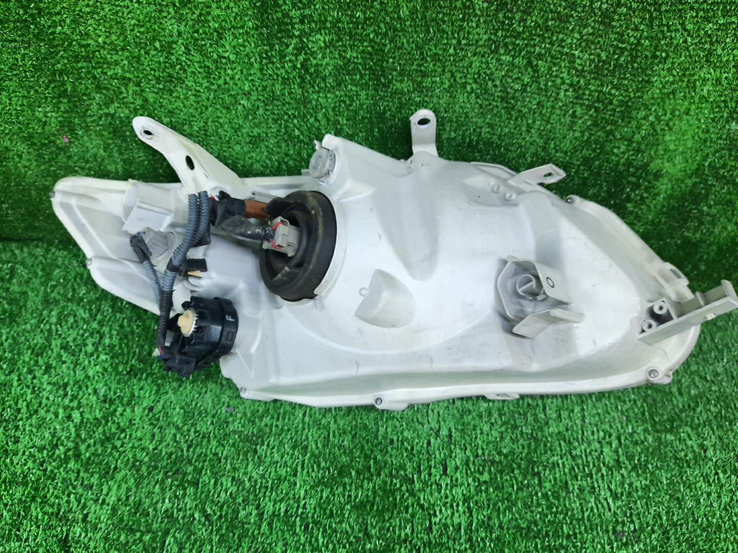 Фара левая передняя TOYOTA AXIO, COROLLA FIELDER, COROLLA AXIO, FIELDER NZE141, NZE144, ZRE142, ZRE144, ZRE144G, ZRE142G, NZE144G, NZE141G 3 ракурс Фара левая передняя TOYOTA AXIO, COROLLA FIELDER, COROLLA AXIO, FIELDER NZE141, NZE144, ZRE142, ZRE144, ZRE144G, ZRE142G, NZE144G, NZE141G 3 ракурс
