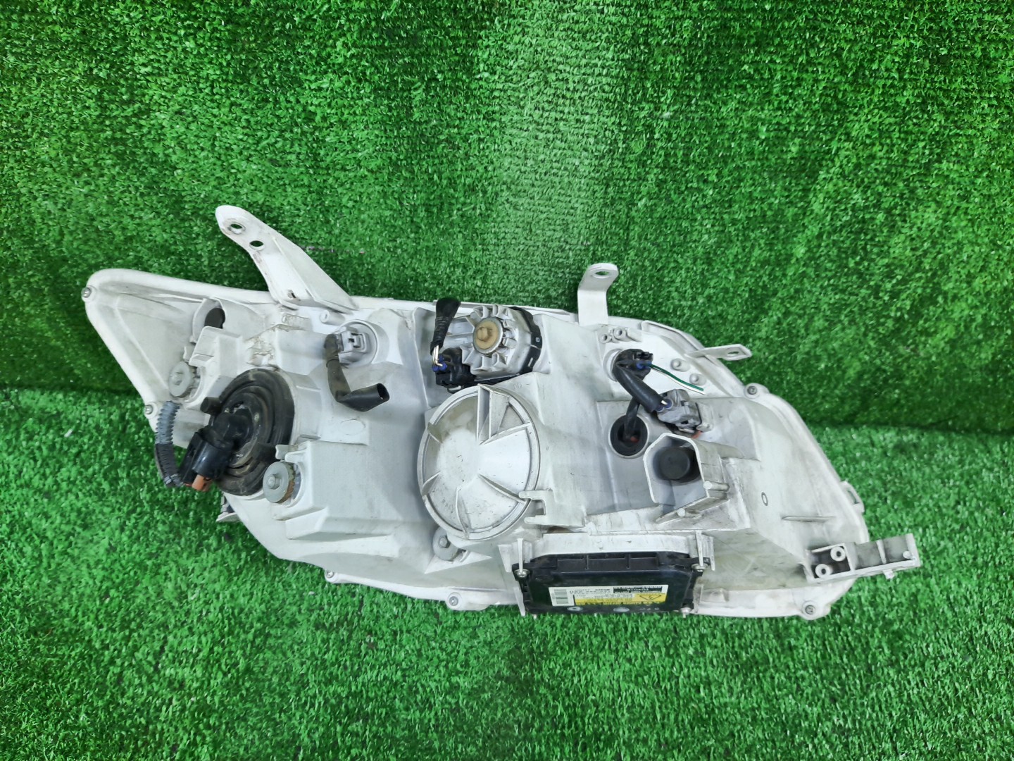 Фара левая передняя TOYOTA AXIO, COROLLA FIELDER, COROLLA  AXIO, FIELDER NZE141, NZE144, ZRE142, ZRE144, ZRE144G, ZRE142G, NZE144G, NZE141G 4 ракурс