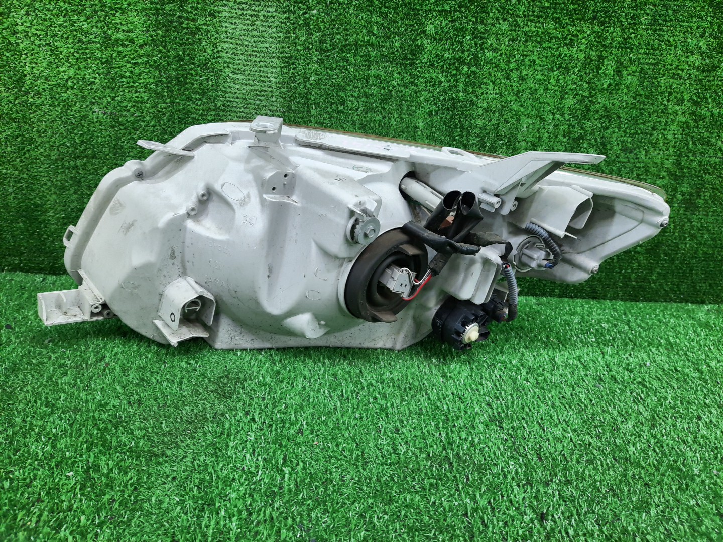 Фара правая передняя TOYOTA AXIO, COROLLA FIELDER, COROLLA  AXIO, FIELDER NZE141, NZE144, ZRE142, ZRE144, ZRE144G, ZRE142G, NZE144G, NZE141G 3 ракурс