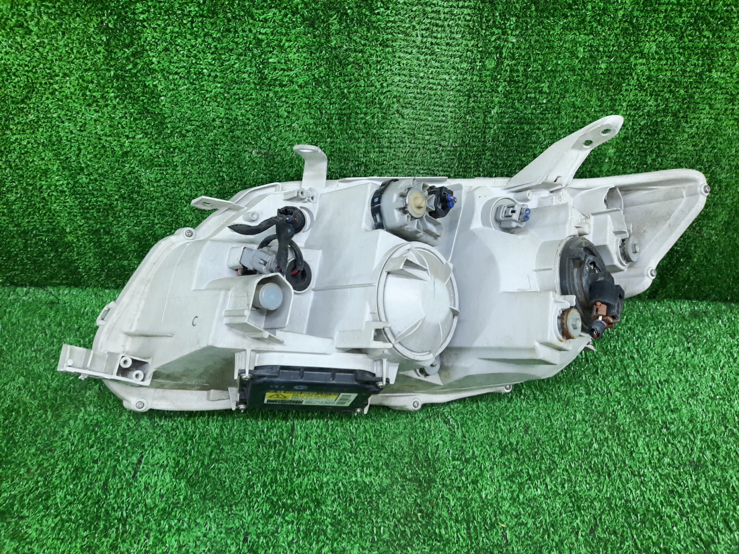 Фара правая передняя TOYOTA AXIO, COROLLA FIELDER, COROLLA  AXIO, FIELDER NZE141, NZE144, ZRE142, ZRE144, ZRE144G, ZRE142G, NZE144G, NZE141G 3 ракурс