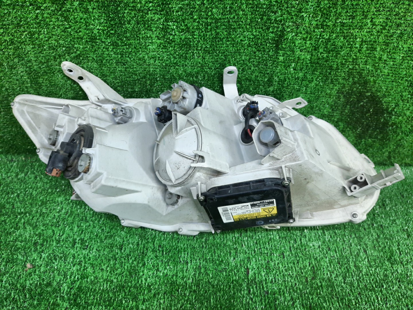 Фара левая передняя TOYOTA AXIO, COROLLA FIELDER, COROLLA AXIO, FIELDER NZE141, NZE144, ZRE142, ZRE144, ZRE144G, ZRE142G, NZE144G, NZE141G 3 ракурс Фара левая передняя TOYOTA AXIO, COROLLA FIELDER, COROLLA AXIO, FIELDER NZE141, NZE144, ZRE142, ZRE144, ZRE144G, ZRE142G, NZE144G, NZE141G 3 ракурс