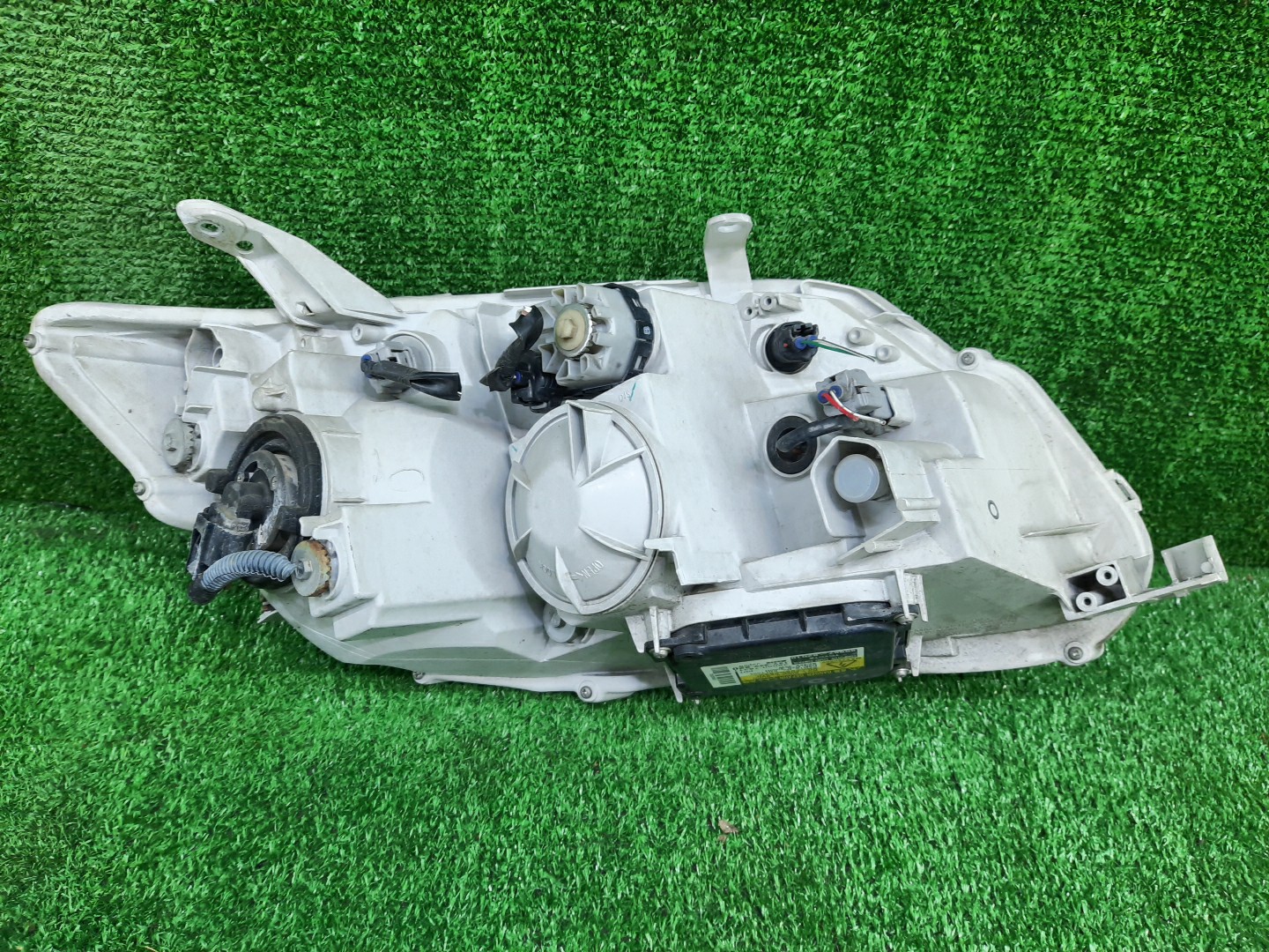 Фара левая передняя TOYOTA AXIO, COROLLA FIELDER, COROLLA AXIO, FIELDER NZE141, NZE144, ZRE142, ZRE144, ZRE144G, ZRE142G, NZE144G, NZE141G 3 ракурс Фара левая передняя TOYOTA AXIO, COROLLA FIELDER, COROLLA AXIO, FIELDER NZE141, NZE144, ZRE142, ZRE144, ZRE144G, ZRE142G, NZE144G, NZE141G 3 ракурс