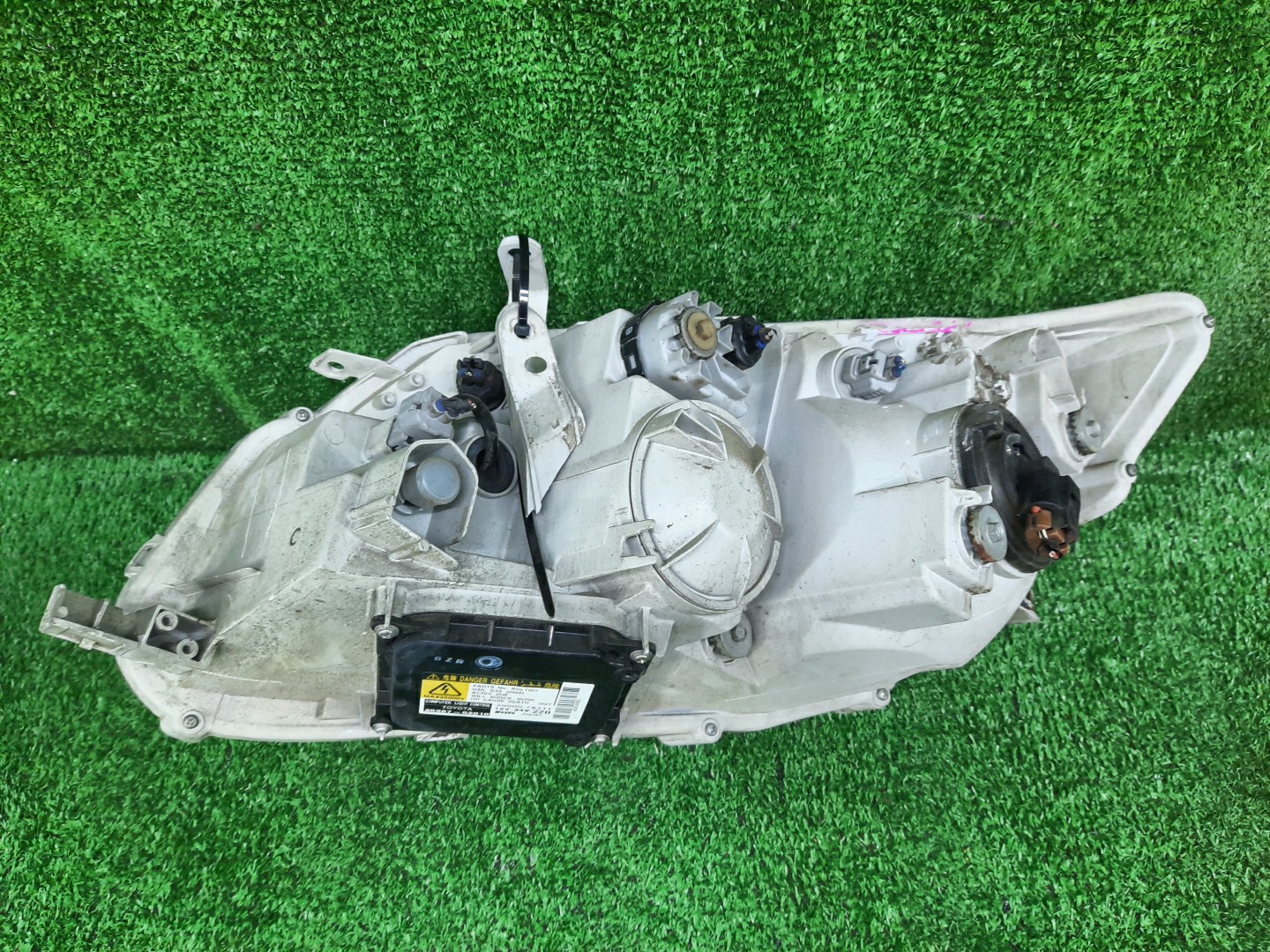 Фара правая передняя TOYOTA AXIO, COROLLA FIELDER, COROLLA  AXIO, FIELDER NZE141, NZE144, ZRE142, ZRE144, ZRE144G, ZRE142G, NZE144G, NZE141G 3 ракурс