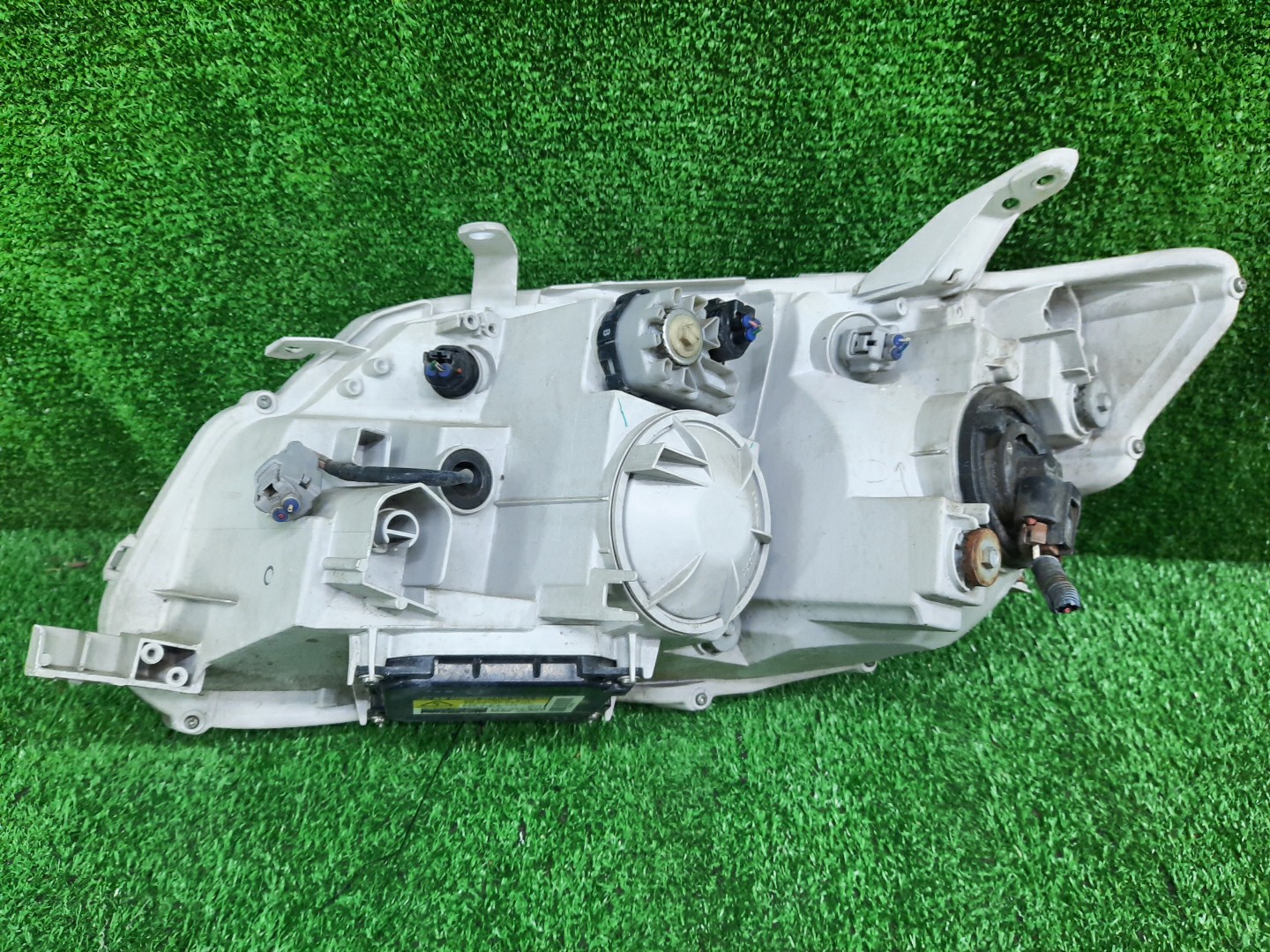 Фара правая передняя TOYOTA AXIO, COROLLA FIELDER, COROLLA  AXIO, FIELDER NZE141, NZE144, ZRE142, ZRE144, ZRE144G, ZRE142G, NZE144G, NZE141G 3 ракурс