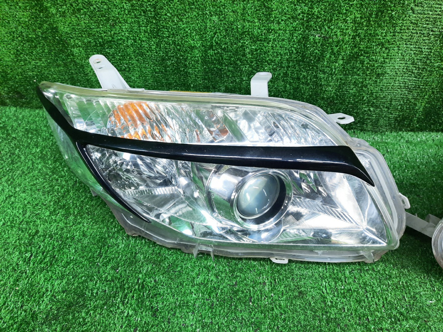 Фара левая передняя TOYOTA AXIO, COROLLA FIELDER, COROLLA AXIO, FIELDER NZE141, NZE144, ZRE142, ZRE144, ZRE144G, ZRE142G, NZE144G, NZE141G 2 ракурс Фара левая передняя TOYOTA AXIO, COROLLA FIELDER, COROLLA AXIO, FIELDER NZE141, NZE144, ZRE142, ZRE144, ZRE144G, ZRE142G, NZE144G, NZE141G 2 ракурс