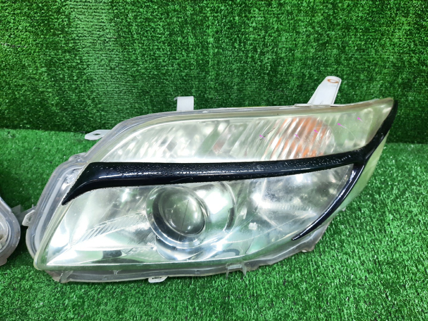 Фара левая передняя TOYOTA AXIO, COROLLA FIELDER, COROLLA AXIO, FIELDER NZE141, NZE144, ZRE142, ZRE144, ZRE144G, ZRE142G, NZE144G, NZE141G 3 ракурс Фара левая передняя TOYOTA AXIO, COROLLA FIELDER, COROLLA AXIO, FIELDER NZE141, NZE144, ZRE142, ZRE144, ZRE144G, ZRE142G, NZE144G, NZE141G 3 ракурс
