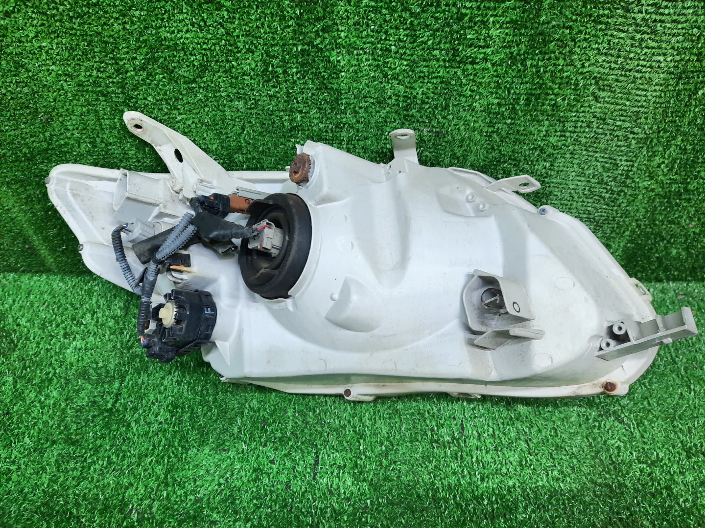 Фара левая передняя TOYOTA AXIO, COROLLA FIELDER, COROLLA AXIO, FIELDER NZE141, NZE144, ZRE142, ZRE144, ZRE144G, ZRE142G, NZE144G, NZE141G 3 ракурс Фара левая передняя TOYOTA AXIO, COROLLA FIELDER, COROLLA AXIO, FIELDER NZE141, NZE144, ZRE142, ZRE144, ZRE144G, ZRE142G, NZE144G, NZE141G 3 ракурс