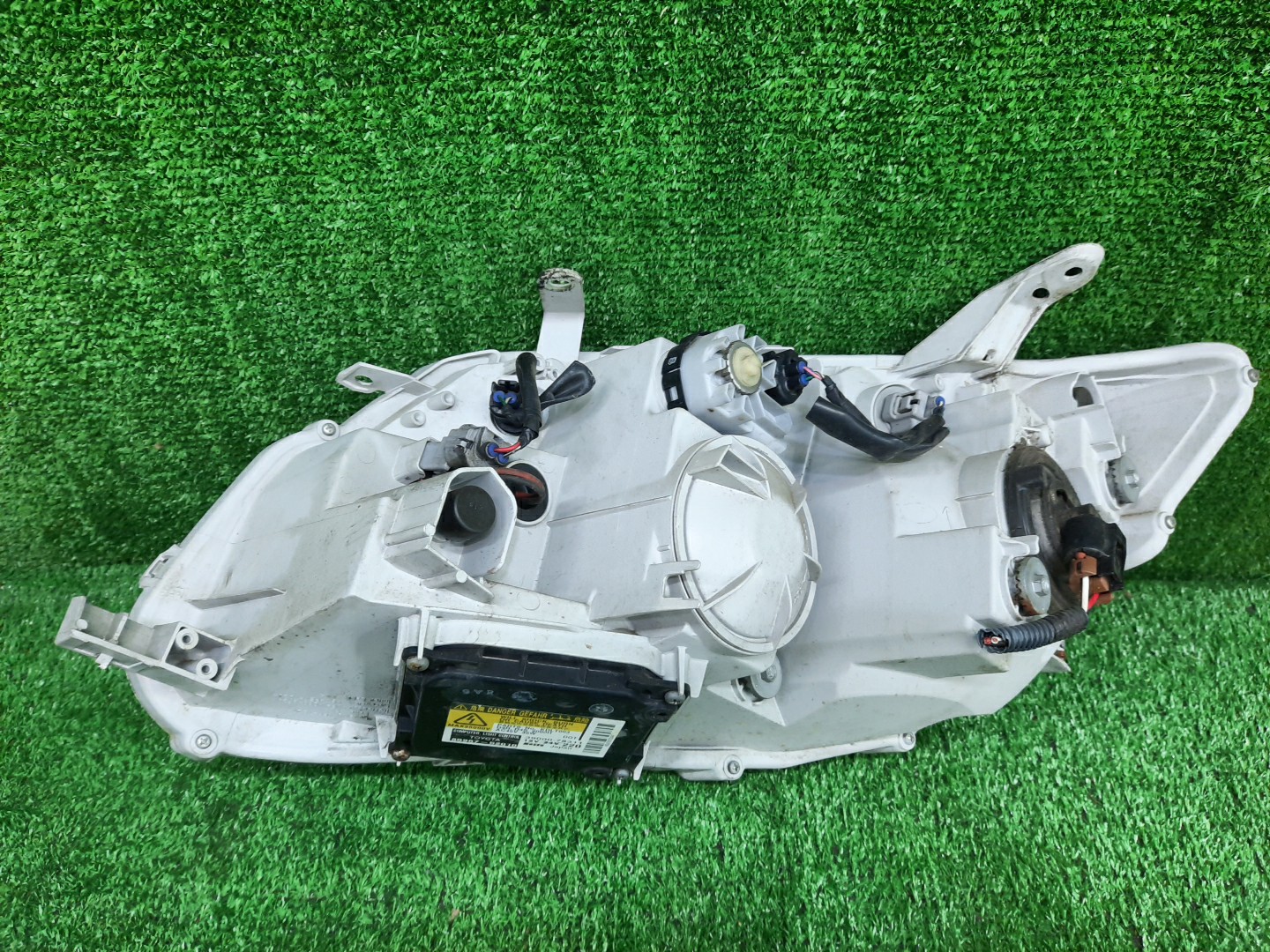 Фара правая передняя TOYOTA AXIO, COROLLA FIELDER, COROLLA  AXIO, FIELDER NZE141, NZE144, ZRE142, ZRE144, ZRE144G, ZRE142G, NZE144G, NZE141G 3 ракурс