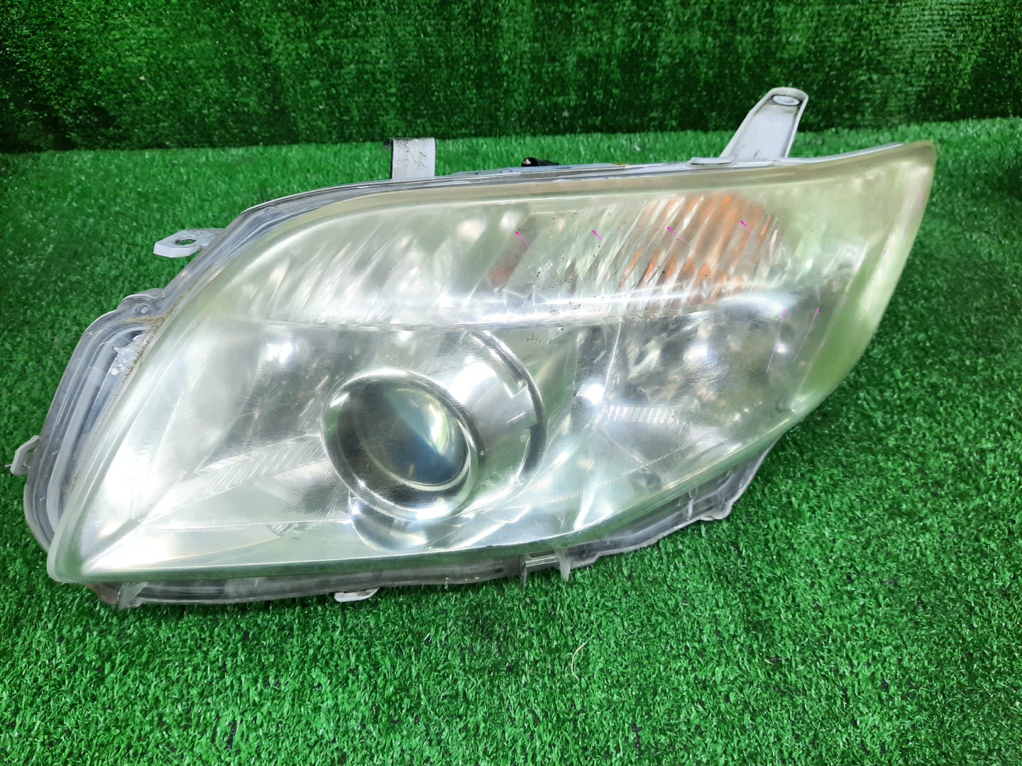 Фара левая передняя TOYOTA AXIO, COROLLA FIELDER, COROLLA AXIO, FIELDER NZE141, NZE144, ZRE142, ZRE144, ZRE144G, ZRE142G, NZE144G, NZE141G 1 ракурс Фара левая передняя TOYOTA AXIO, COROLLA FIELDER, COROLLA AXIO, FIELDER NZE141, NZE144, ZRE142, ZRE144, ZRE144G, ZRE142G, NZE144G, NZE141G 1 ракурс