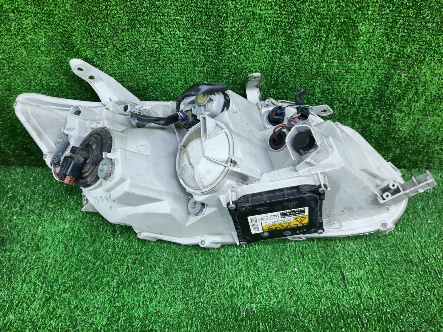Фара левая передняя TOYOTA AXIO, COROLLA FIELDER, COROLLA AXIO, FIELDER NZE141, NZE144, ZRE142, ZRE144, ZRE144G, ZRE142G, NZE144G, NZE141G 3 ракурс Фара левая передняя TOYOTA AXIO, COROLLA FIELDER, COROLLA AXIO, FIELDER NZE141, NZE144, ZRE142, ZRE144, ZRE144G, ZRE142G, NZE144G, NZE141G 3 ракурс