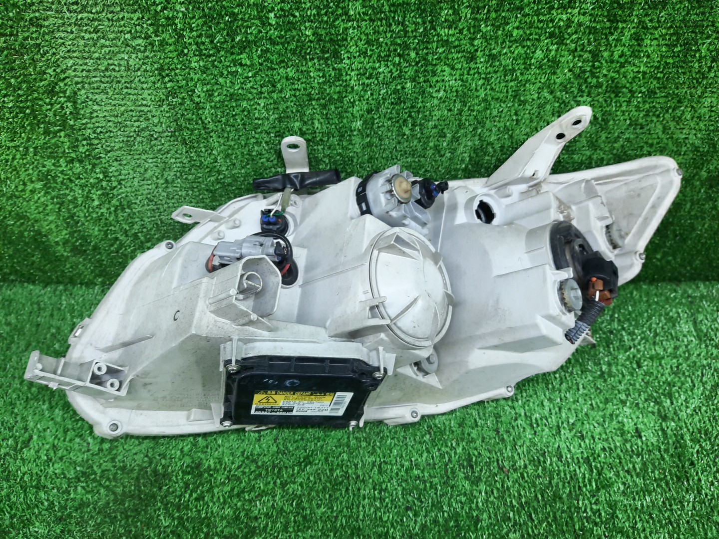 Фара правая передняя TOYOTA AXIO, COROLLA FIELDER, COROLLA  AXIO, FIELDER NZE141, NZE144, ZRE142, ZRE144, ZRE144G, ZRE142G, NZE144G, NZE141G 3 ракурс