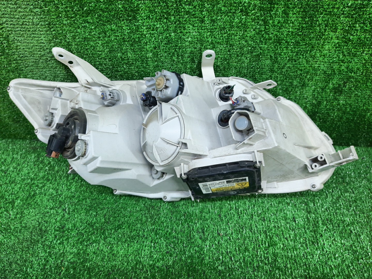 Фара левая передняя TOYOTA AXIO, COROLLA FIELDER, COROLLA AXIO, FIELDER NZE141, NZE144, ZRE142, ZRE144, ZRE144G, ZRE142G, NZE144G, NZE141G 3 ракурс Фара левая передняя TOYOTA AXIO, COROLLA FIELDER, COROLLA AXIO, FIELDER NZE141, NZE144, ZRE142, ZRE144, ZRE144G, ZRE142G, NZE144G, NZE141G 3 ракурс
