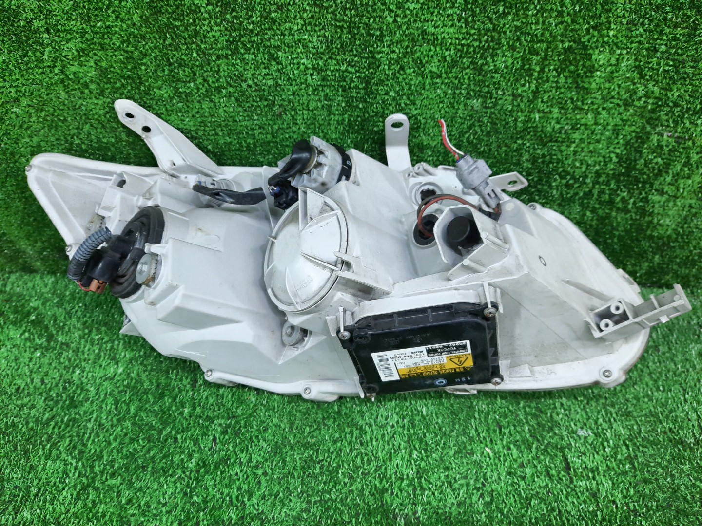 Фара левая передняя TOYOTA AXIO, COROLLA FIELDER, COROLLA AXIO, FIELDER NZE141, NZE144, ZRE142, ZRE144, ZRE144G, ZRE142G, NZE144G, NZE141G 3 ракурс Фара левая передняя TOYOTA AXIO, COROLLA FIELDER, COROLLA AXIO, FIELDER NZE141, NZE144, ZRE142, ZRE144, ZRE144G, ZRE142G, NZE144G, NZE141G 3 ракурс