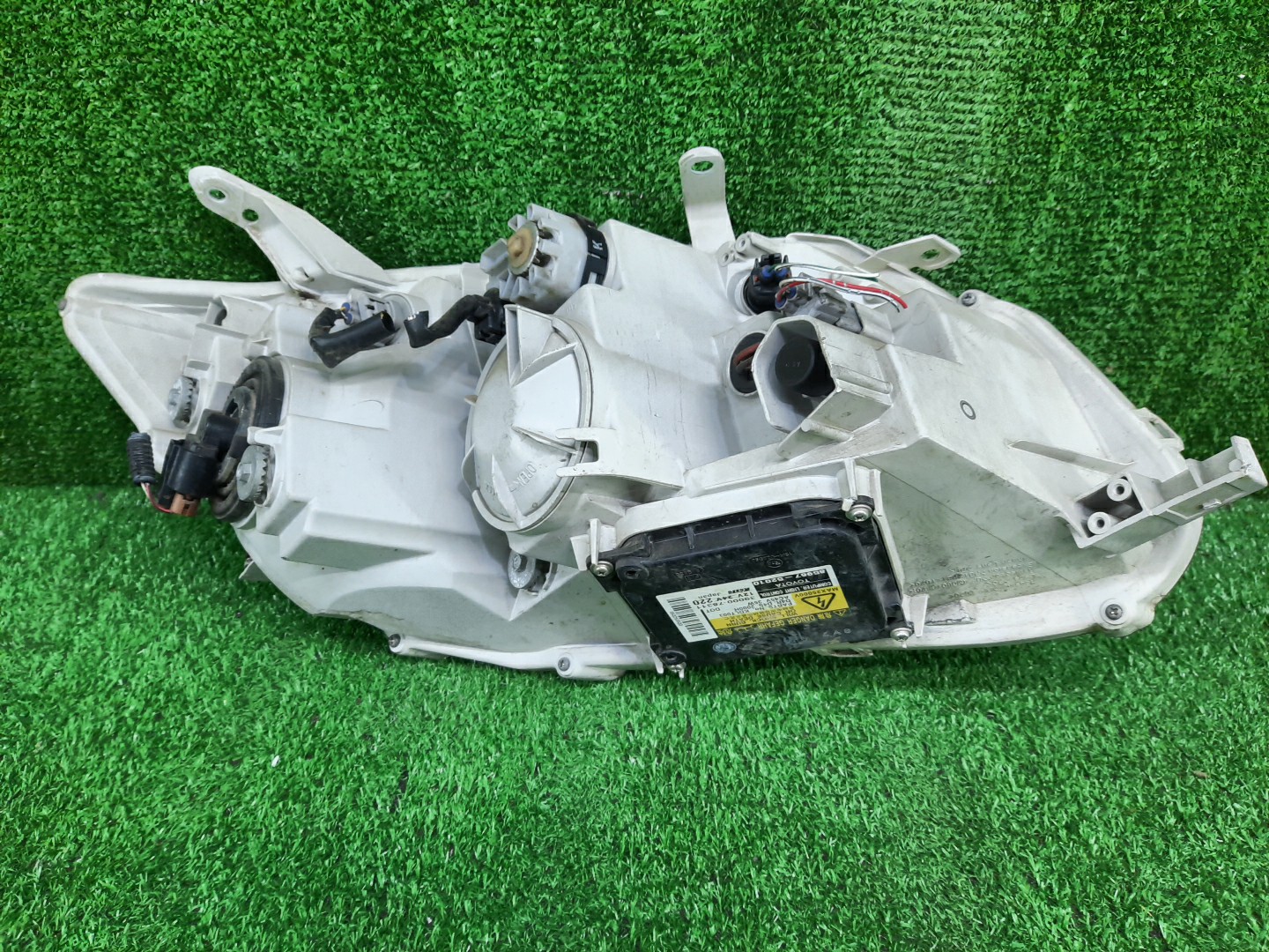 Фара левая передняя TOYOTA AXIO, COROLLA FIELDER, COROLLA AXIO, FIELDER NZE141, NZE144, ZRE142, ZRE144, ZRE144G, ZRE142G, NZE144G, NZE141G 3 ракурс Фара левая передняя TOYOTA AXIO, COROLLA FIELDER, COROLLA AXIO, FIELDER NZE141, NZE144, ZRE142, ZRE144, ZRE144G, ZRE142G, NZE144G, NZE141G 3 ракурс